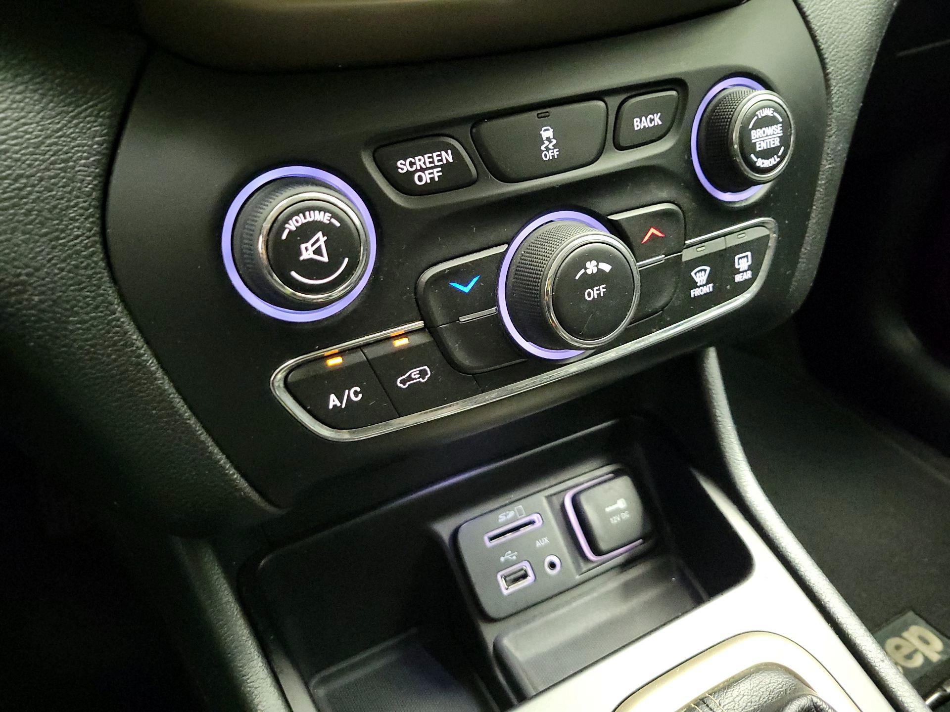 Thumbnail: 2016 Jeep Cherokee - 15