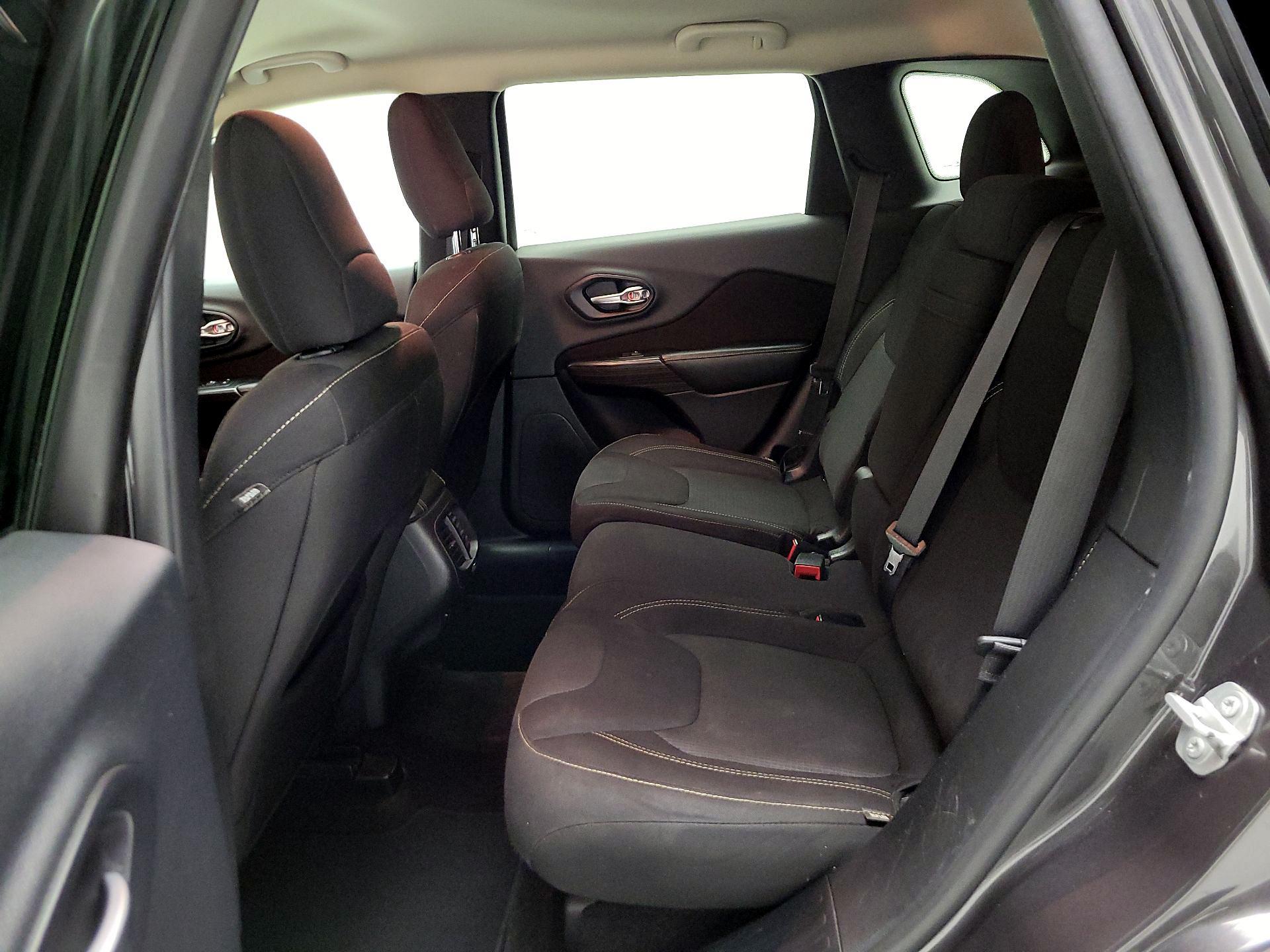 Thumbnail: 2016 Jeep Cherokee - 18
