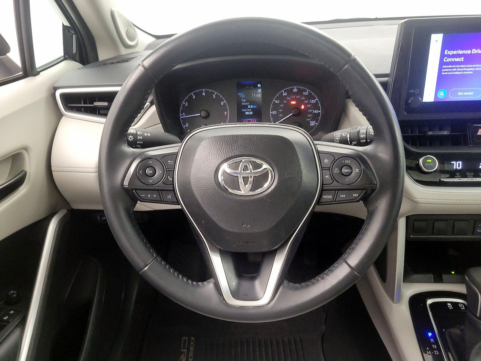 2025 Toyota Corolla Cross LE - Photo 11