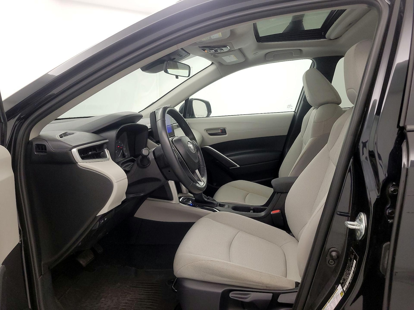 2025 Toyota Corolla Cross LE - Photo 12