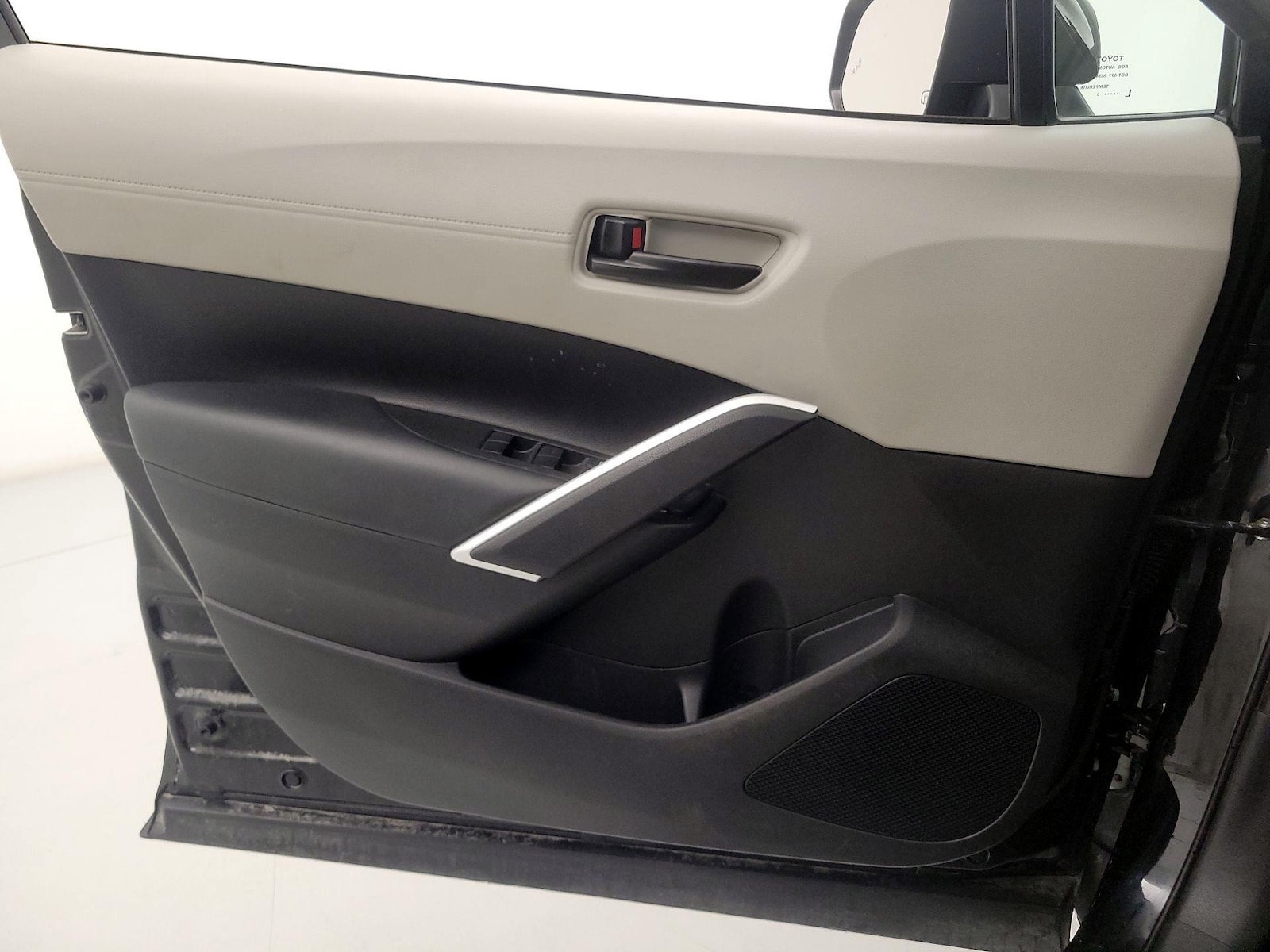2025 Toyota Corolla Cross LE - Photo 13
