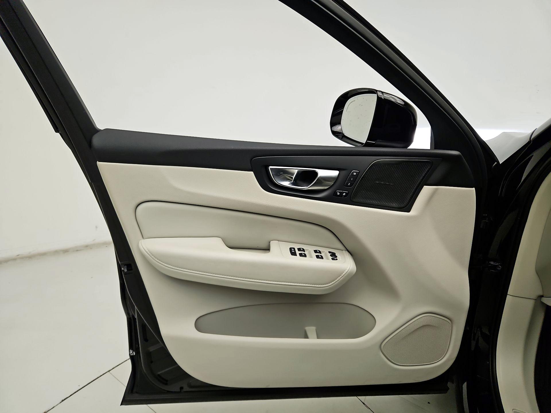 Thumbnail: 2022 Volvo XC60 - 12