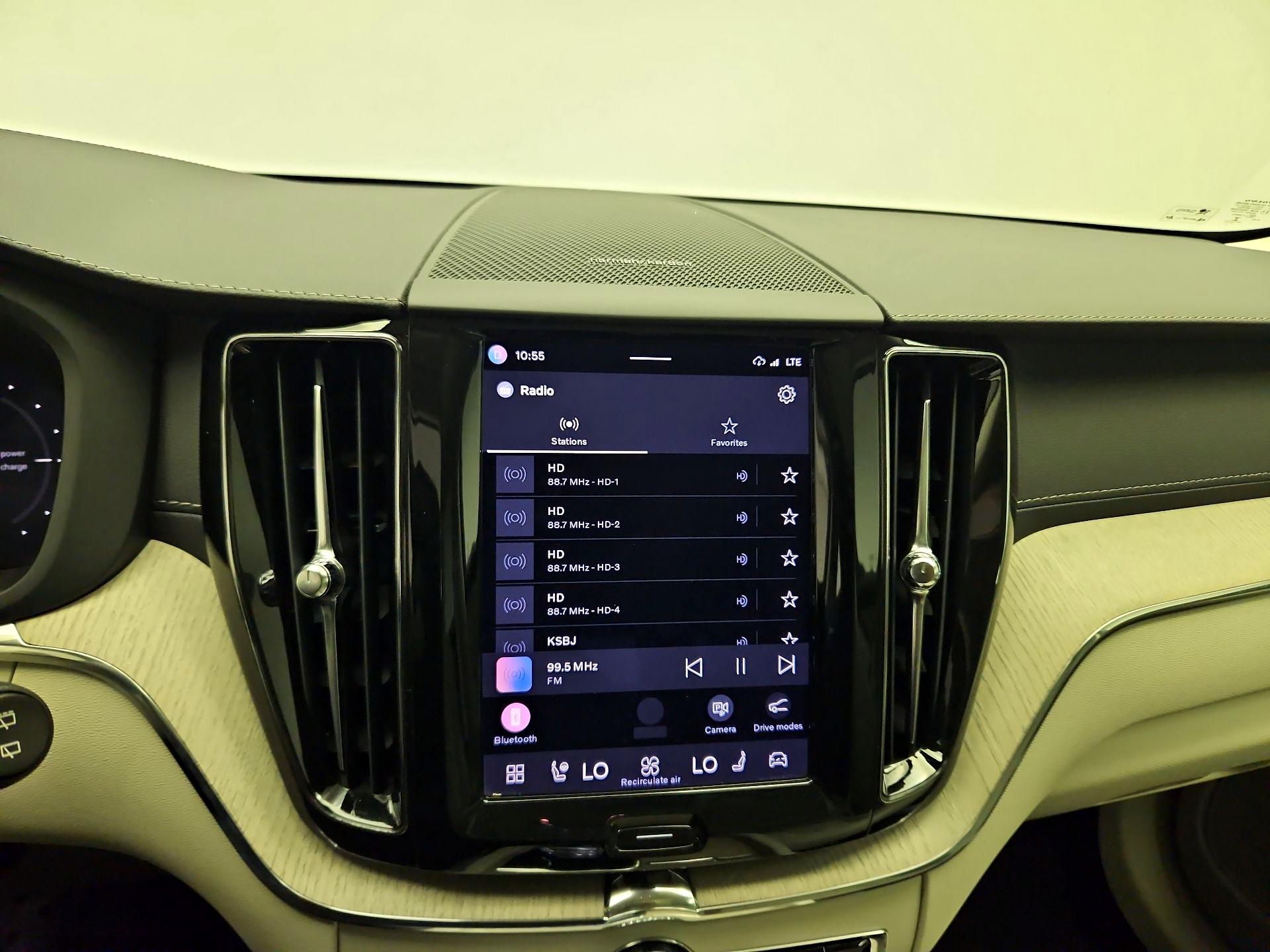 Thumbnail: 2022 Volvo XC60 - 14