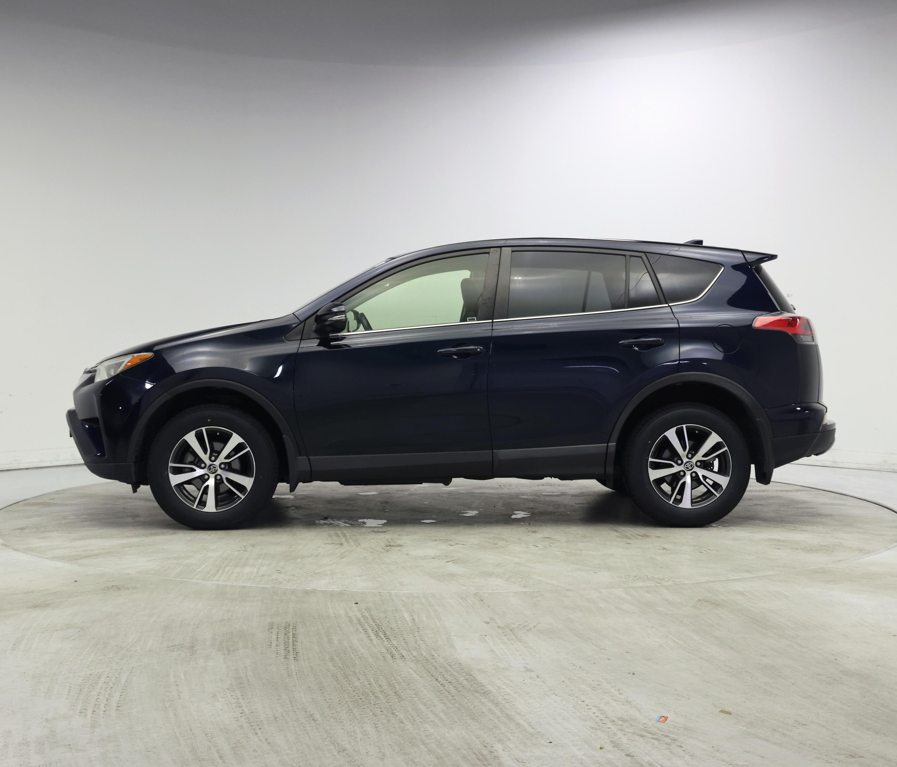 Thumbnail: 2018 Toyota RAV4 - 3