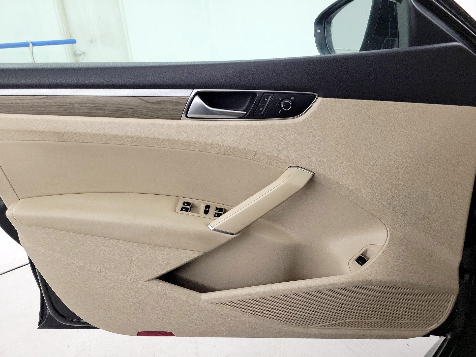 Thumbnail: 2016 Volkswagen Passat - 12