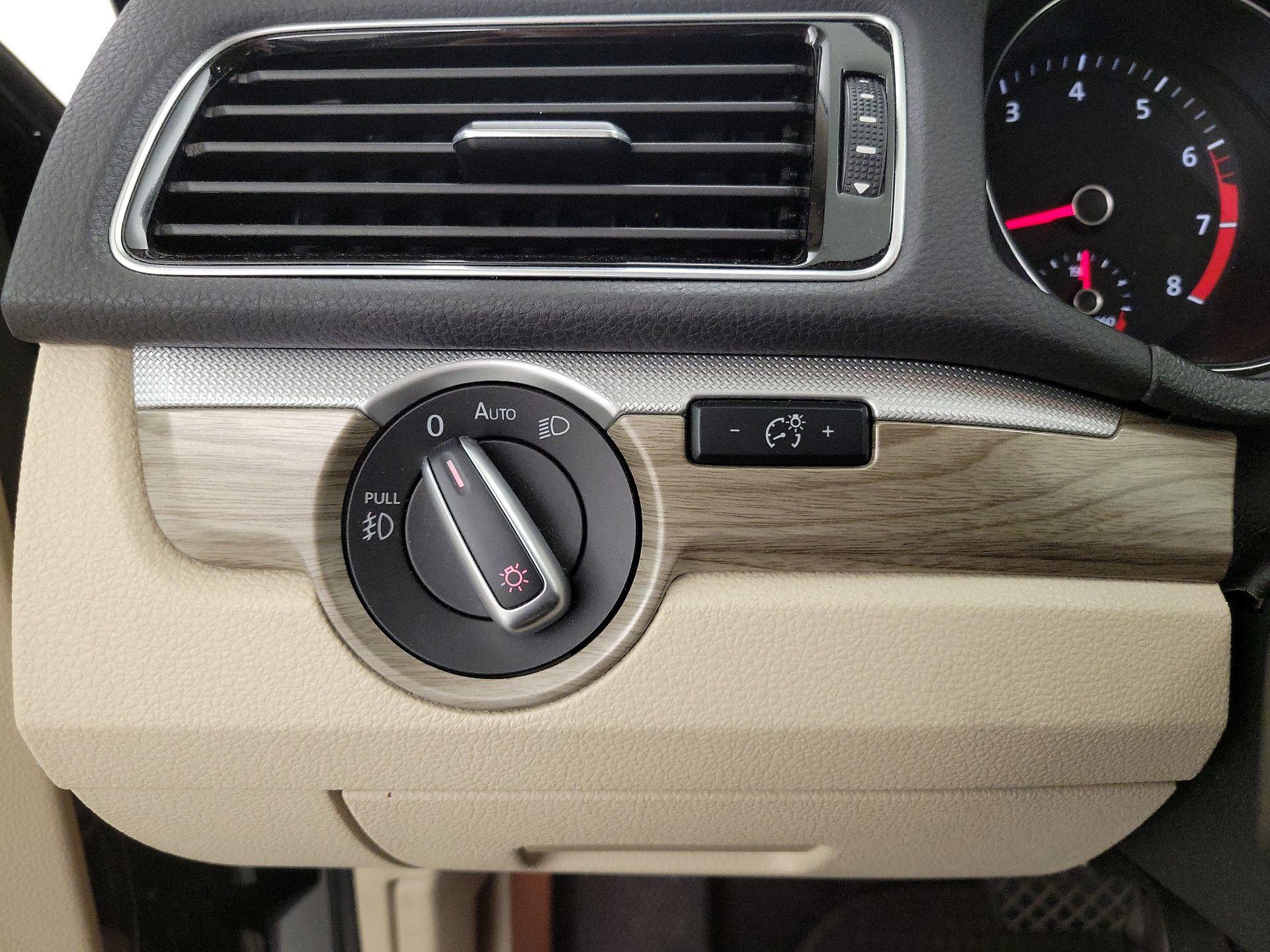 Thumbnail: 2016 Volkswagen Passat - 13
