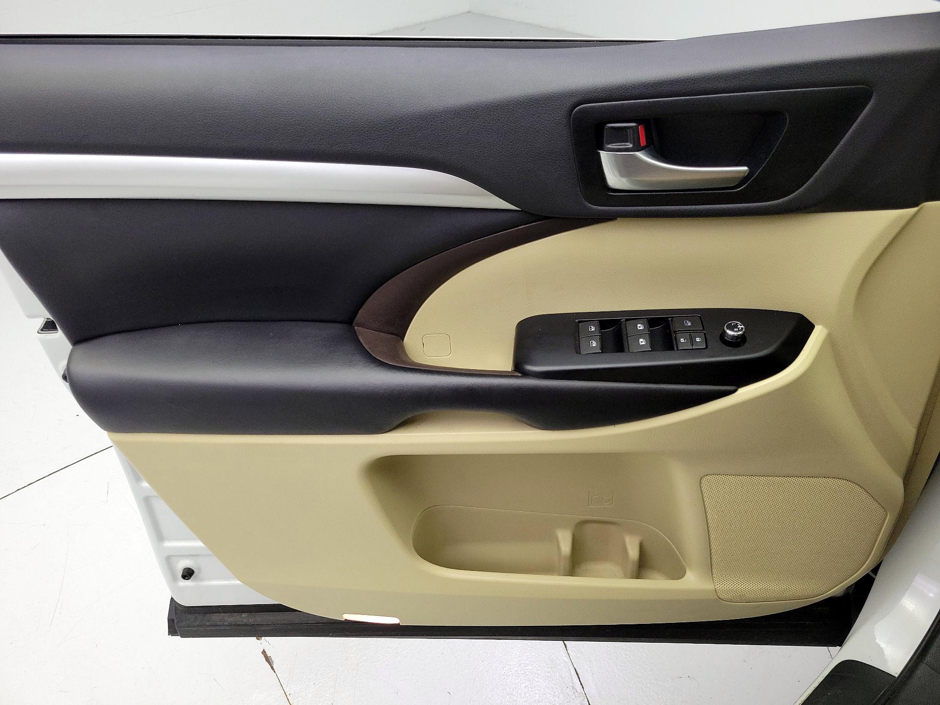 Thumbnail: 2019 Toyota Highlander - 12