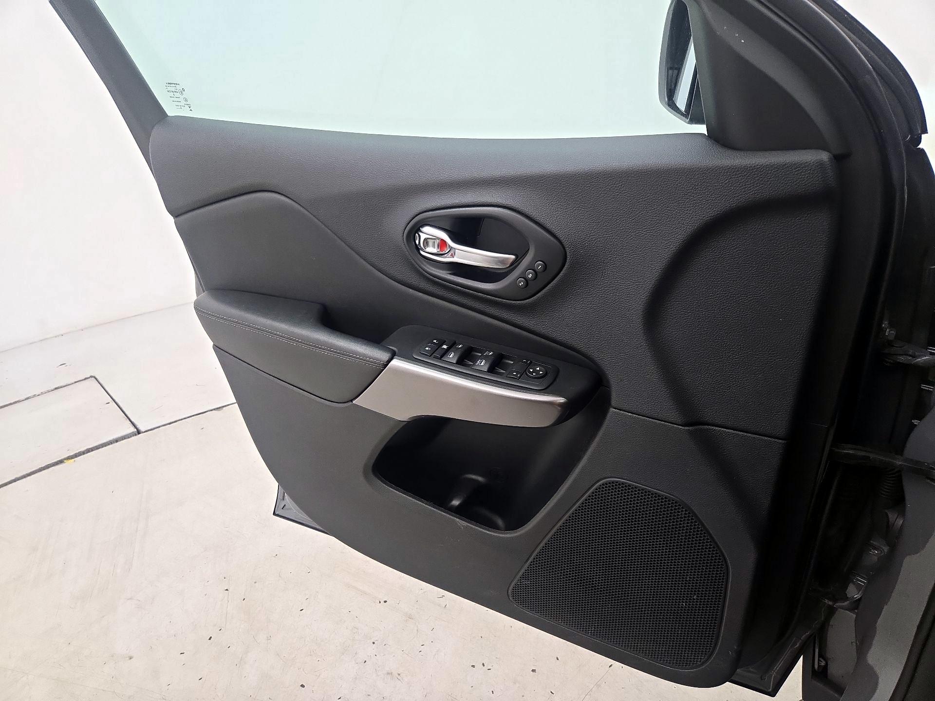 Thumbnail: 2021 Jeep Cherokee - 12