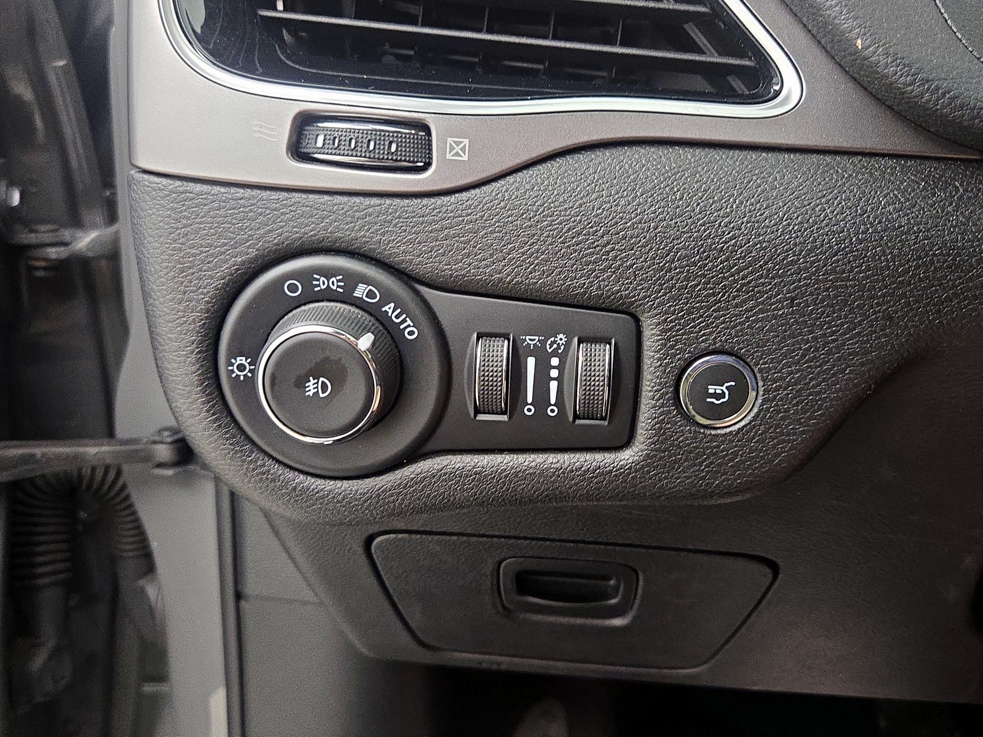 Thumbnail: 2021 Jeep Cherokee - 13