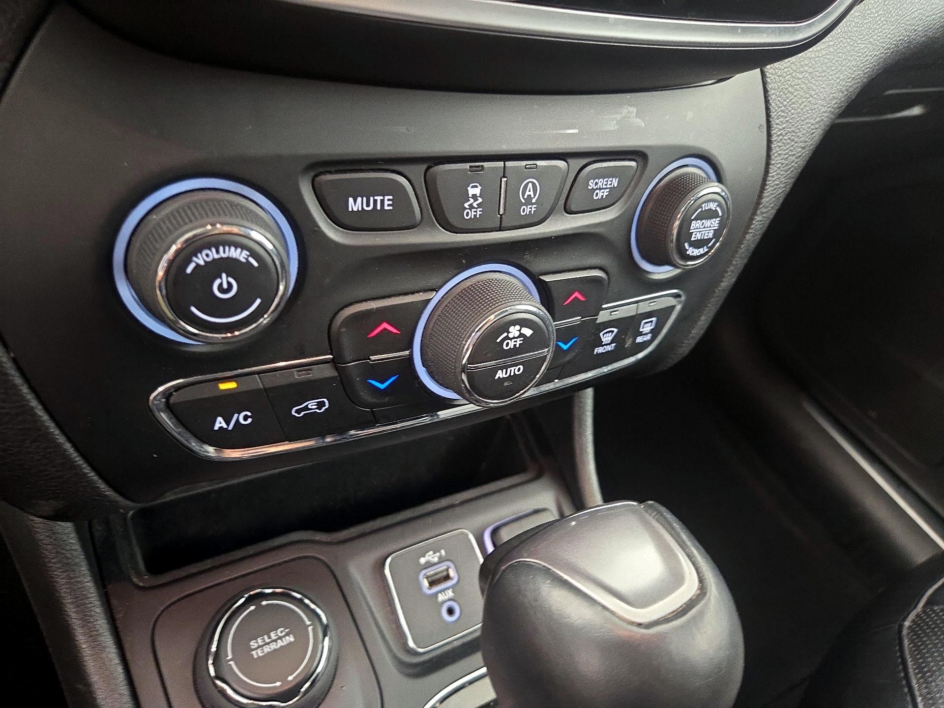 Thumbnail: 2021 Jeep Cherokee - 16