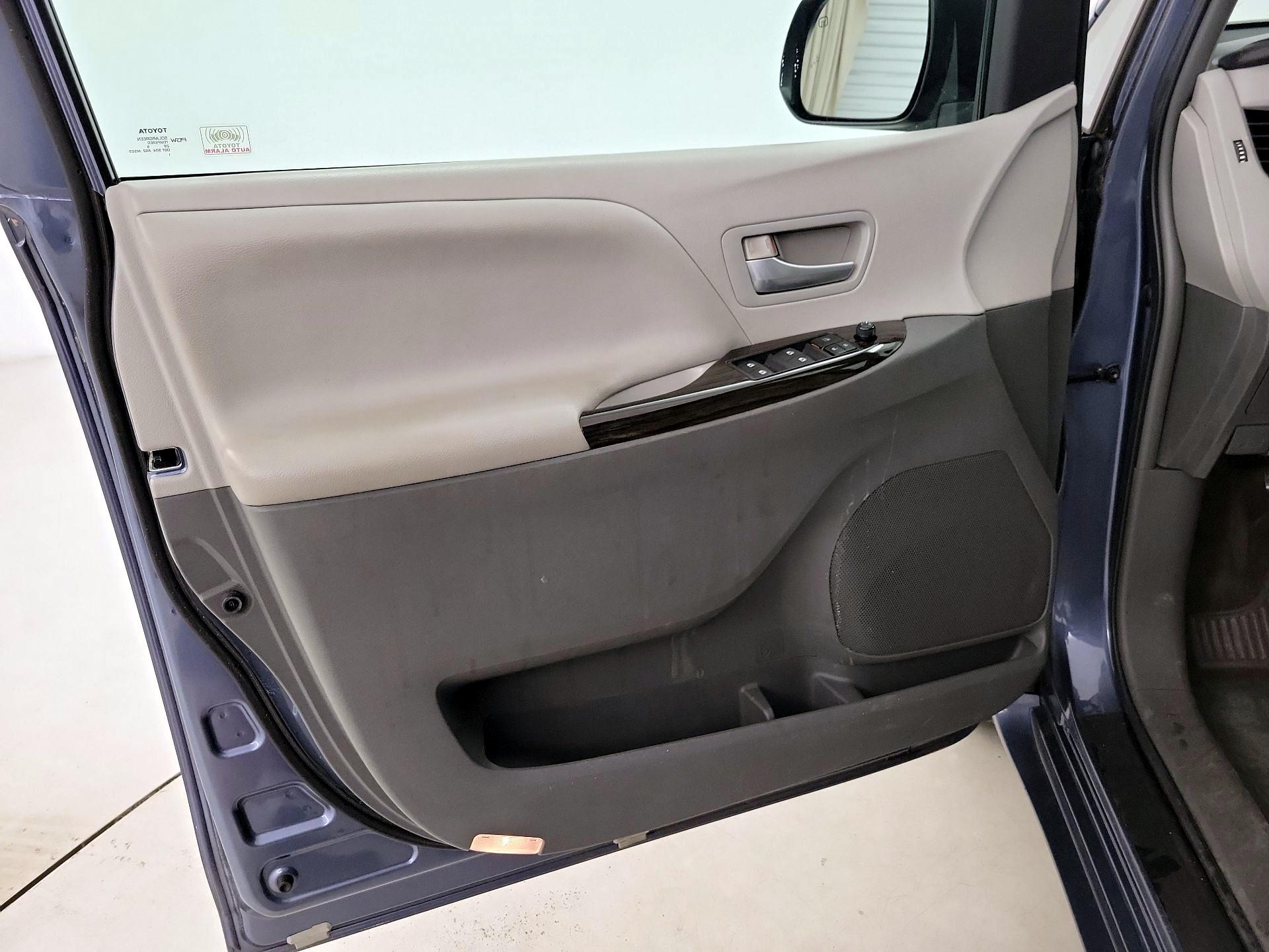 Thumbnail: 2015 Toyota Sienna - 12