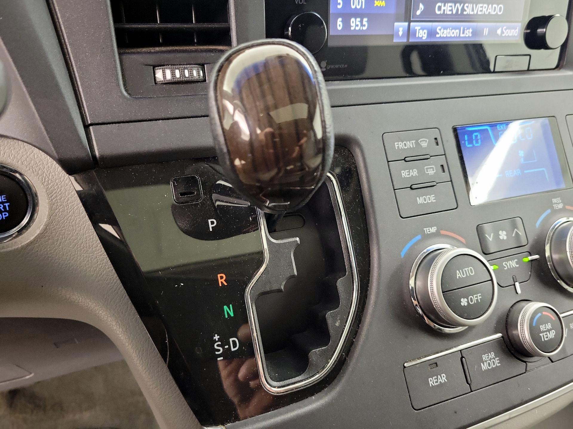 Thumbnail: 2015 Toyota Sienna - 17