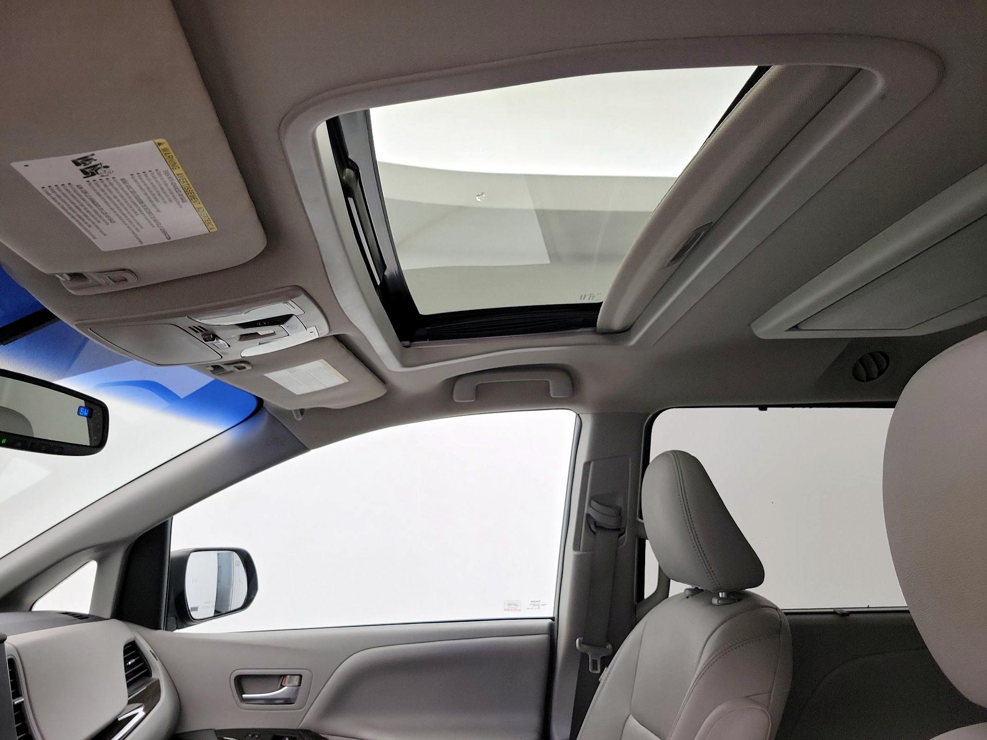 Thumbnail: 2015 Toyota Sienna - 19