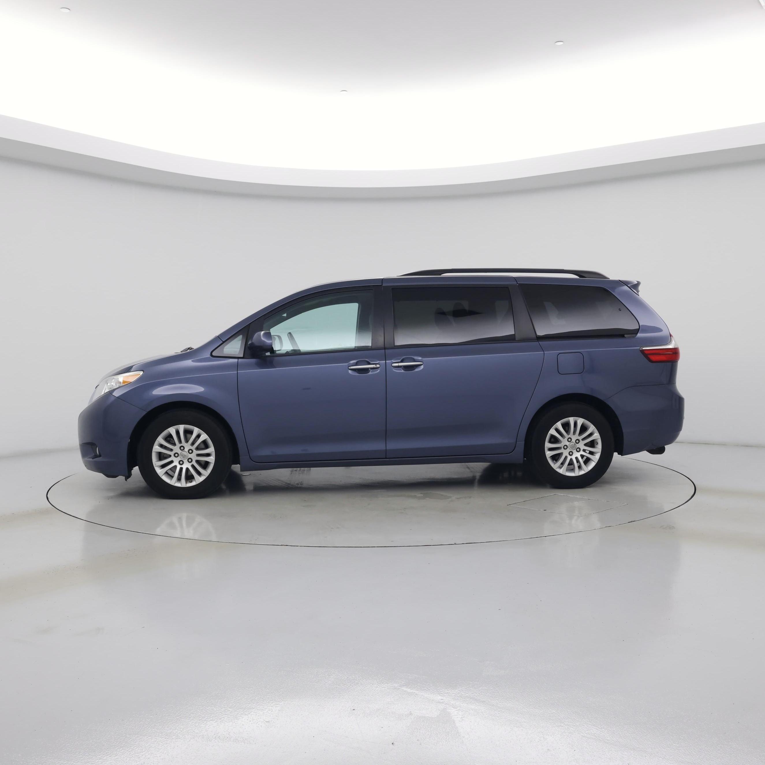 Thumbnail: 2015 Toyota Sienna - 3