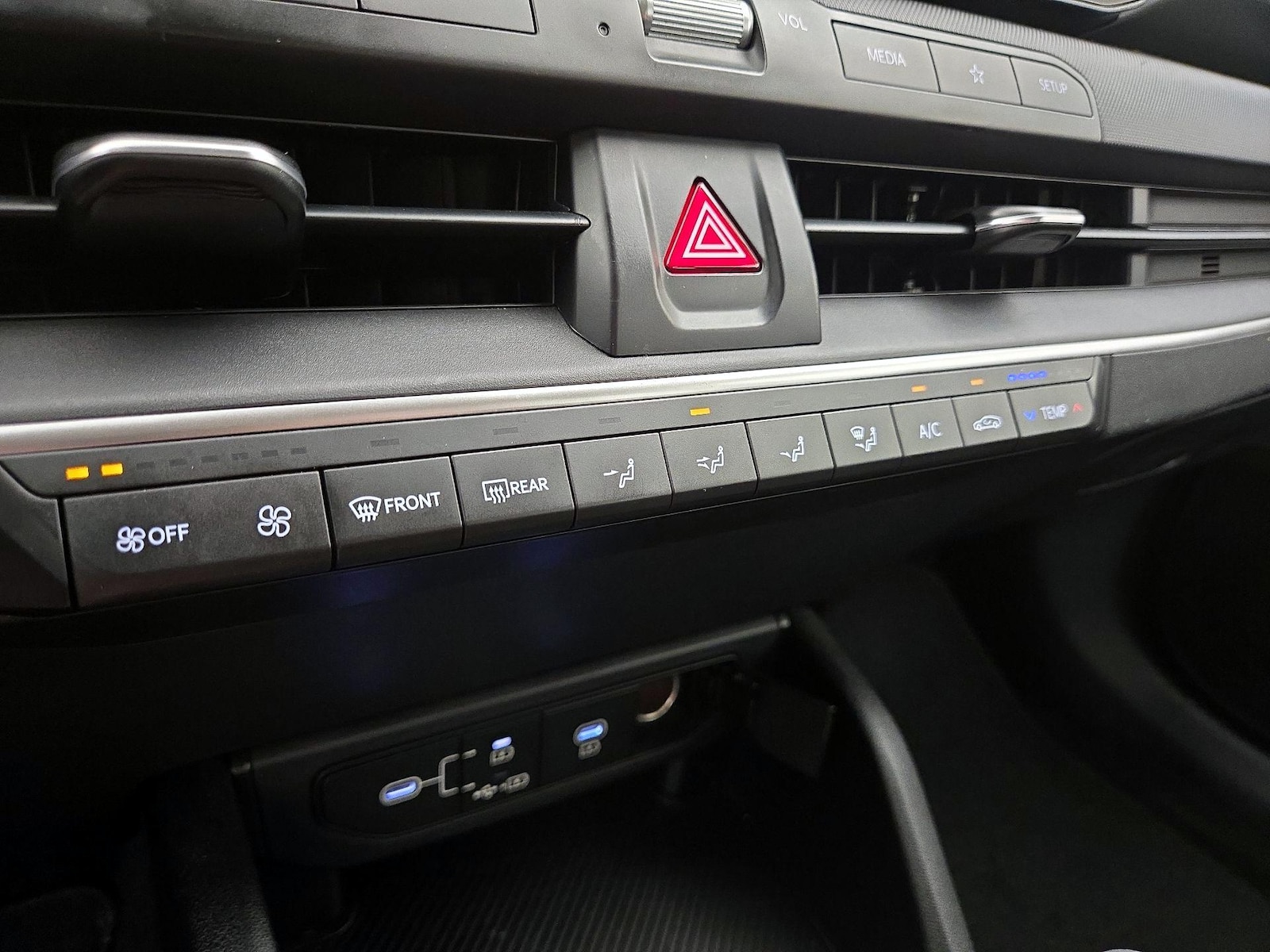 2025 Kia K4 LXS - Photo 17
