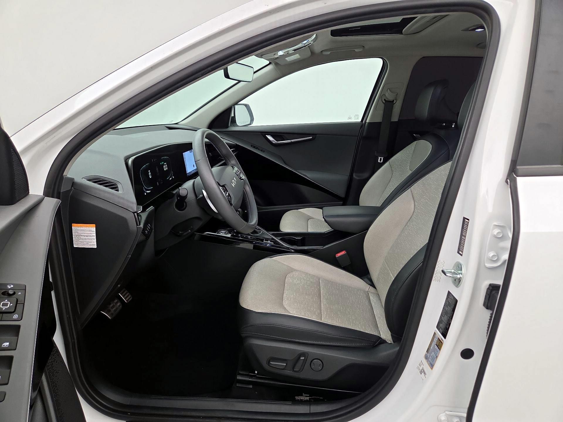 Thumbnail: 2023 Kia Niro - 11
