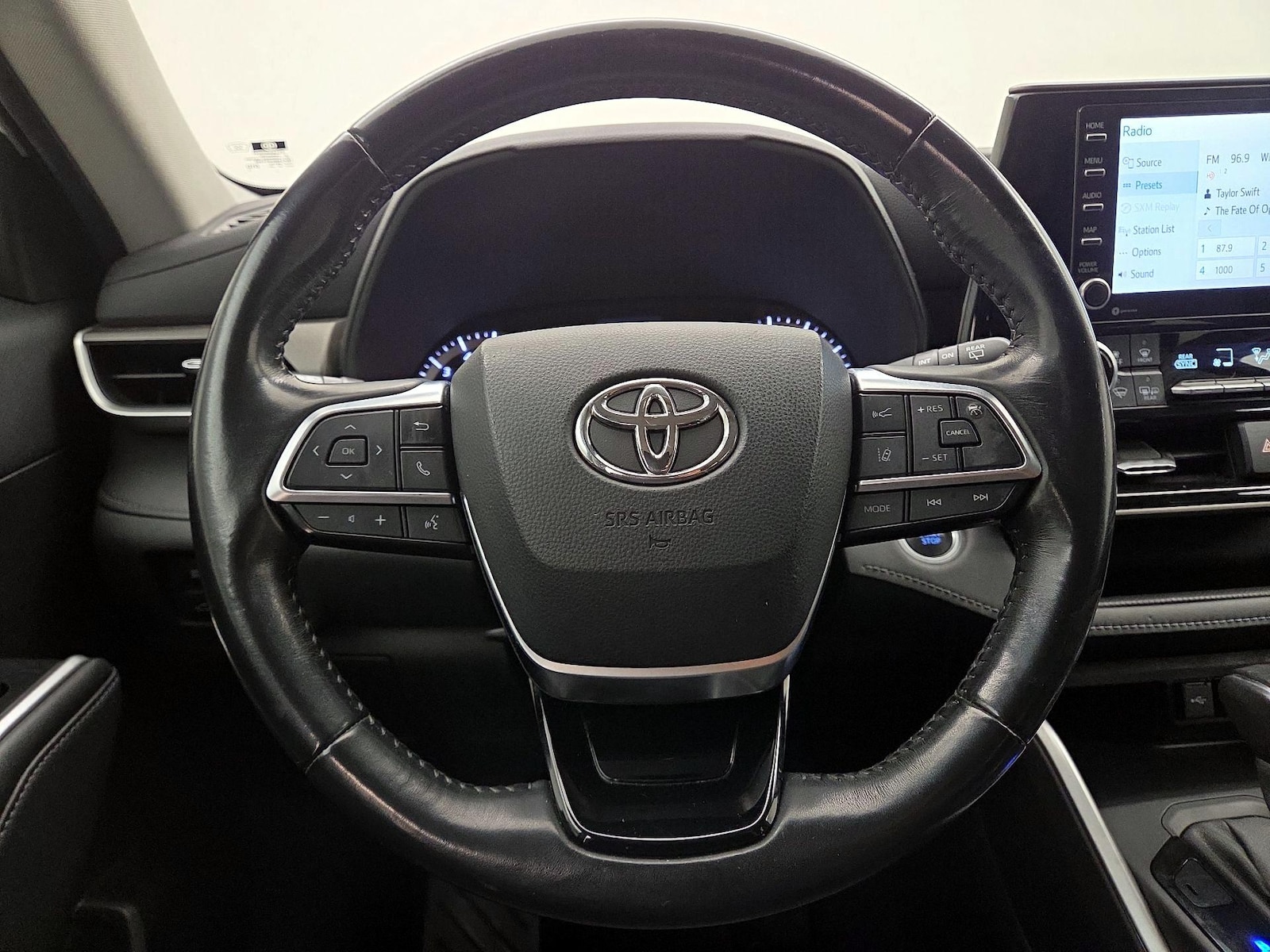 2021 Toyota Highlander LE - Photo 11