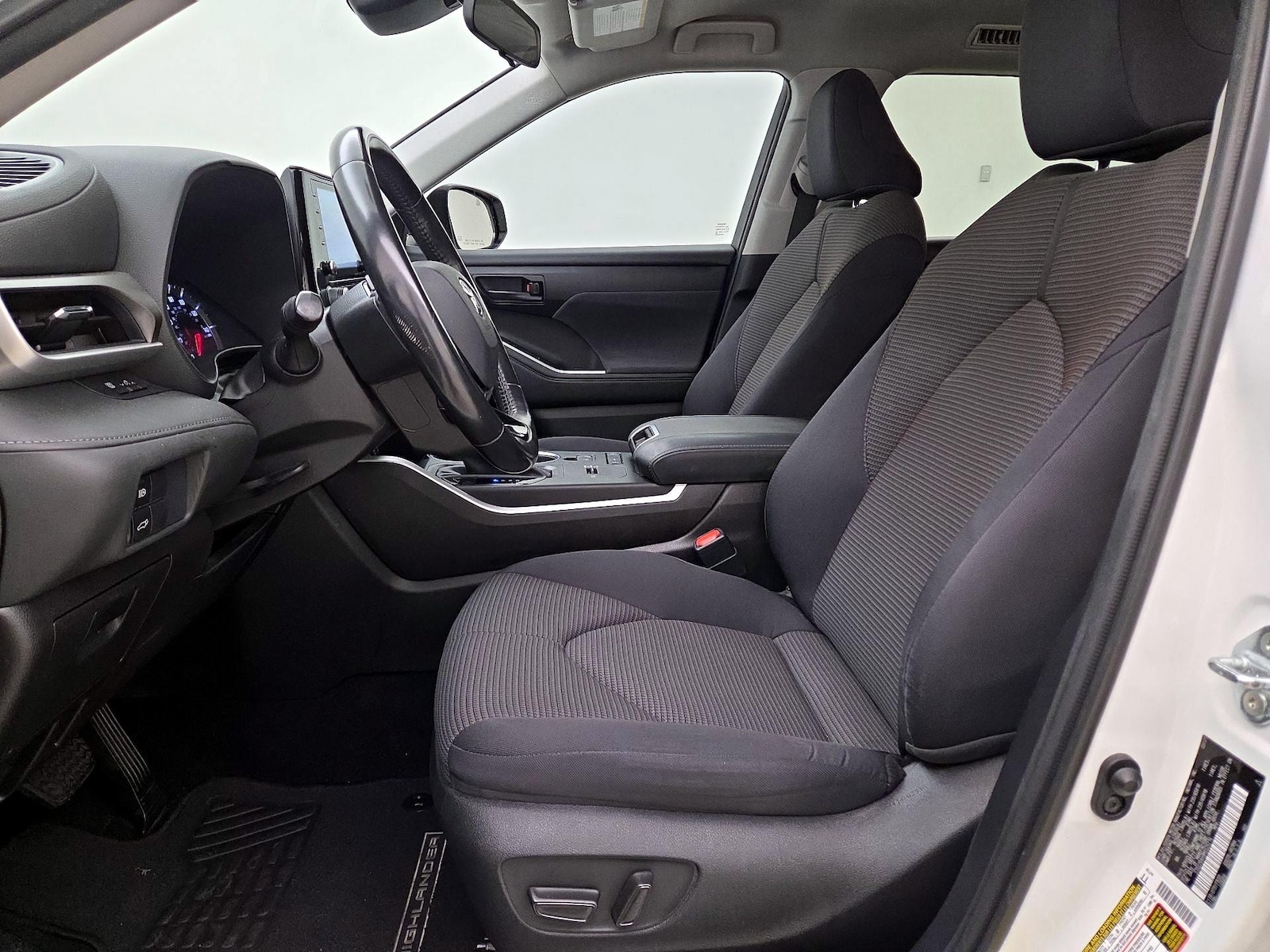 2021 Toyota Highlander LE - Photo 12
