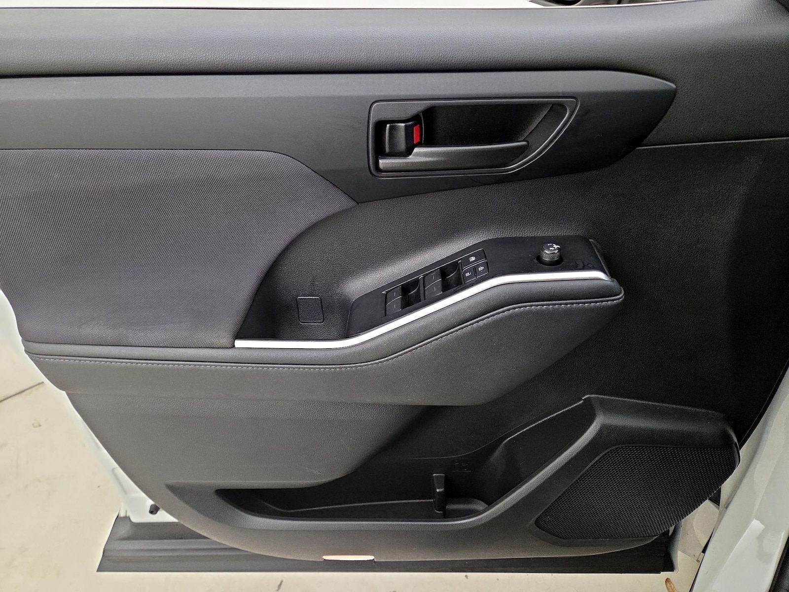 2021 Toyota Highlander LE - Photo 13