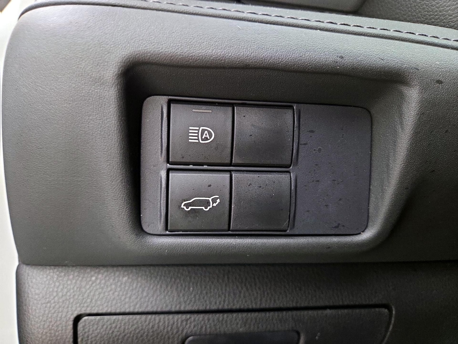2021 Toyota Highlander LE - Photo 14