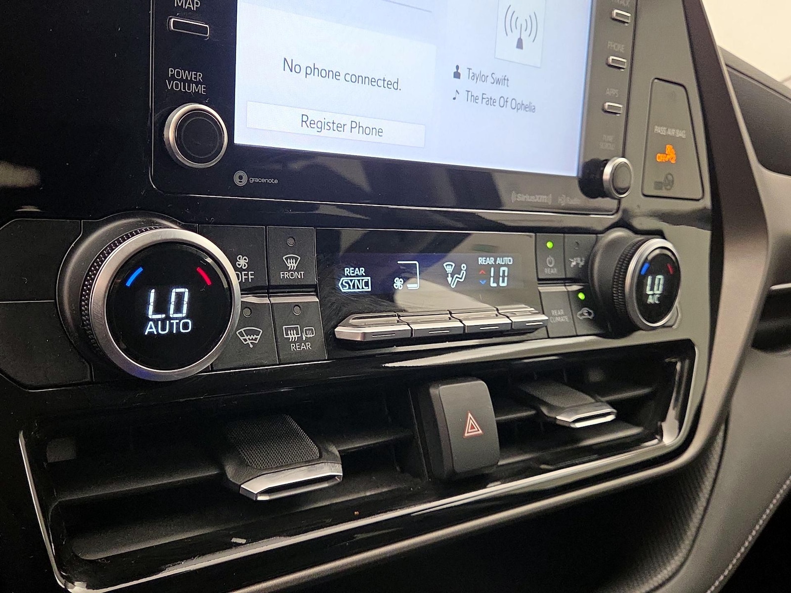 2021 Toyota Highlander LE - Photo 17