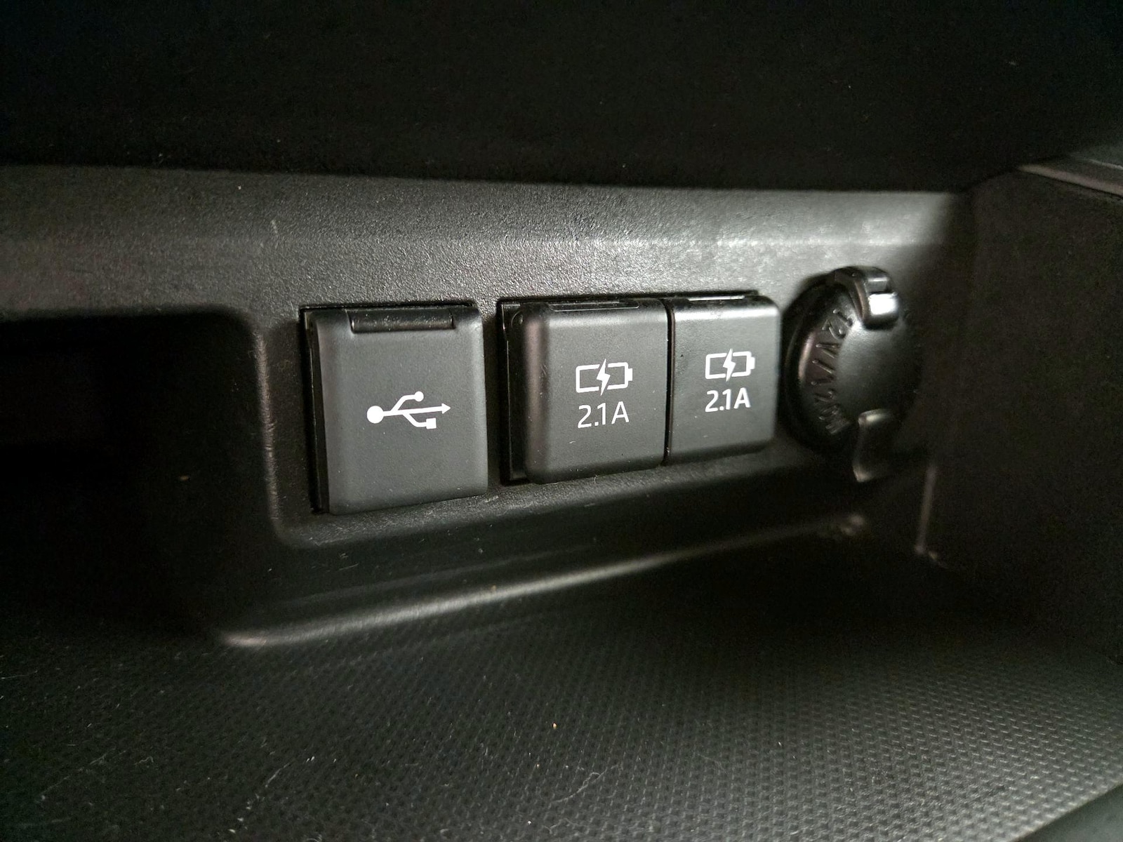 2021 Toyota Highlander LE - Photo 19