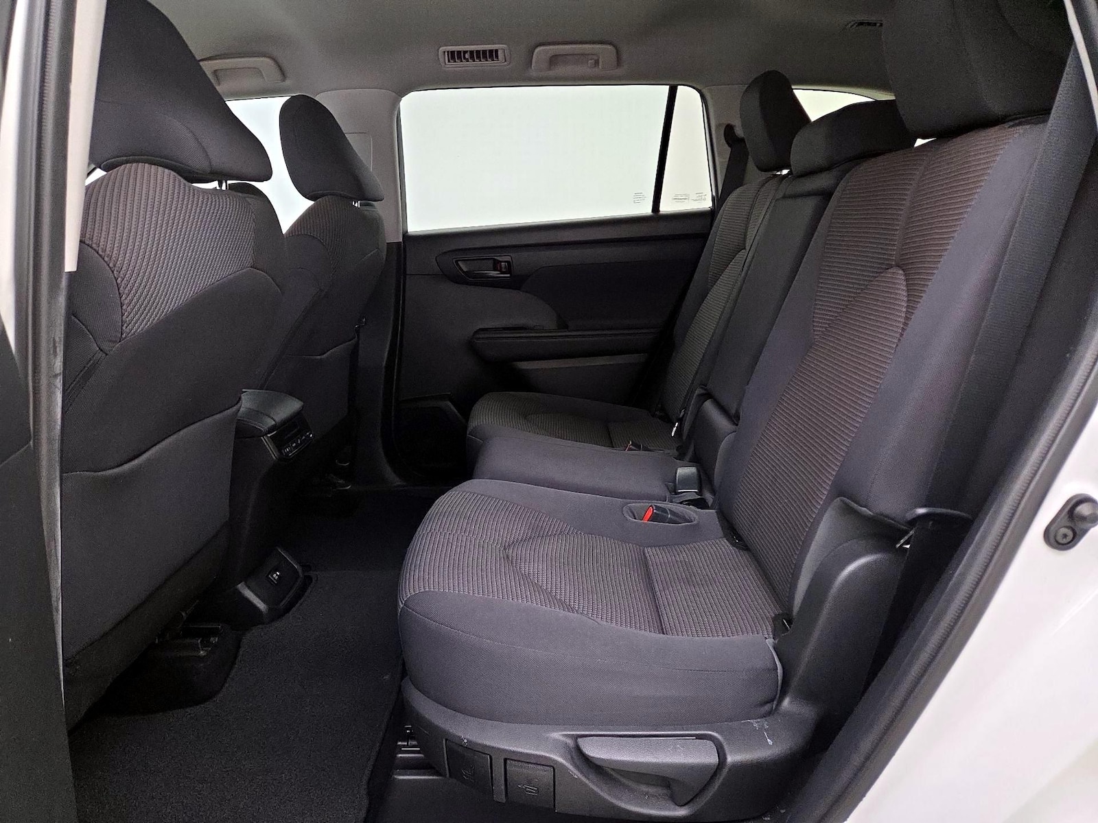 2021 Toyota Highlander LE - Photo 20