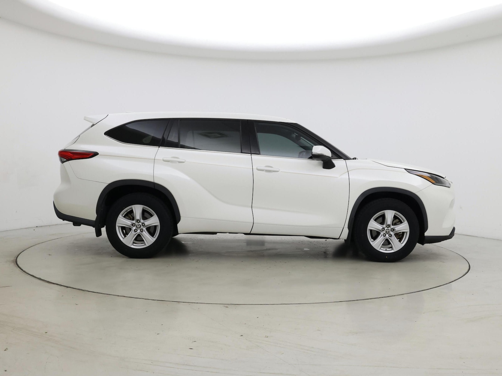 2021 Toyota Highlander LE - Photo 8