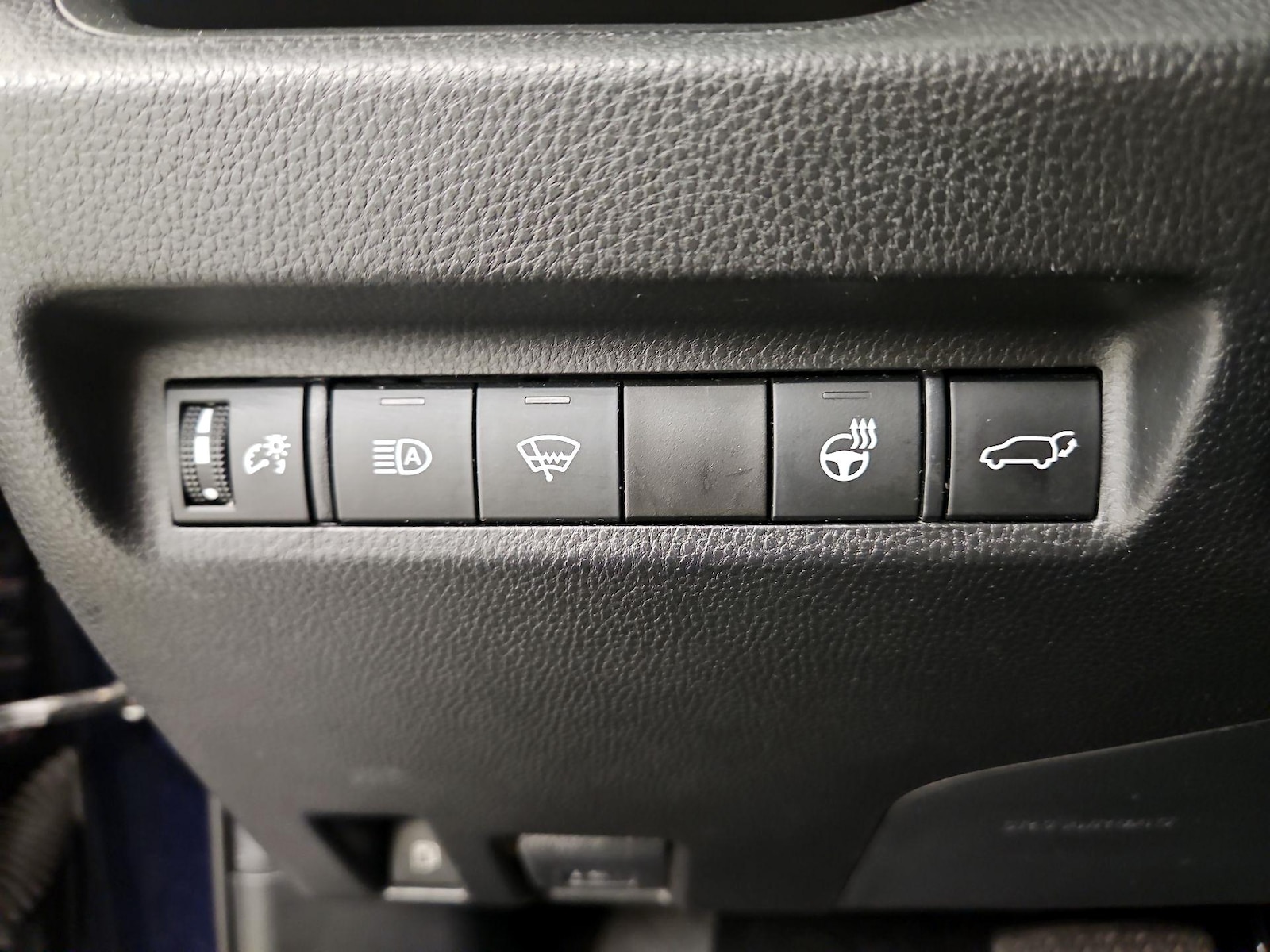 2021 Toyota RAV4 XLE - Photo 14