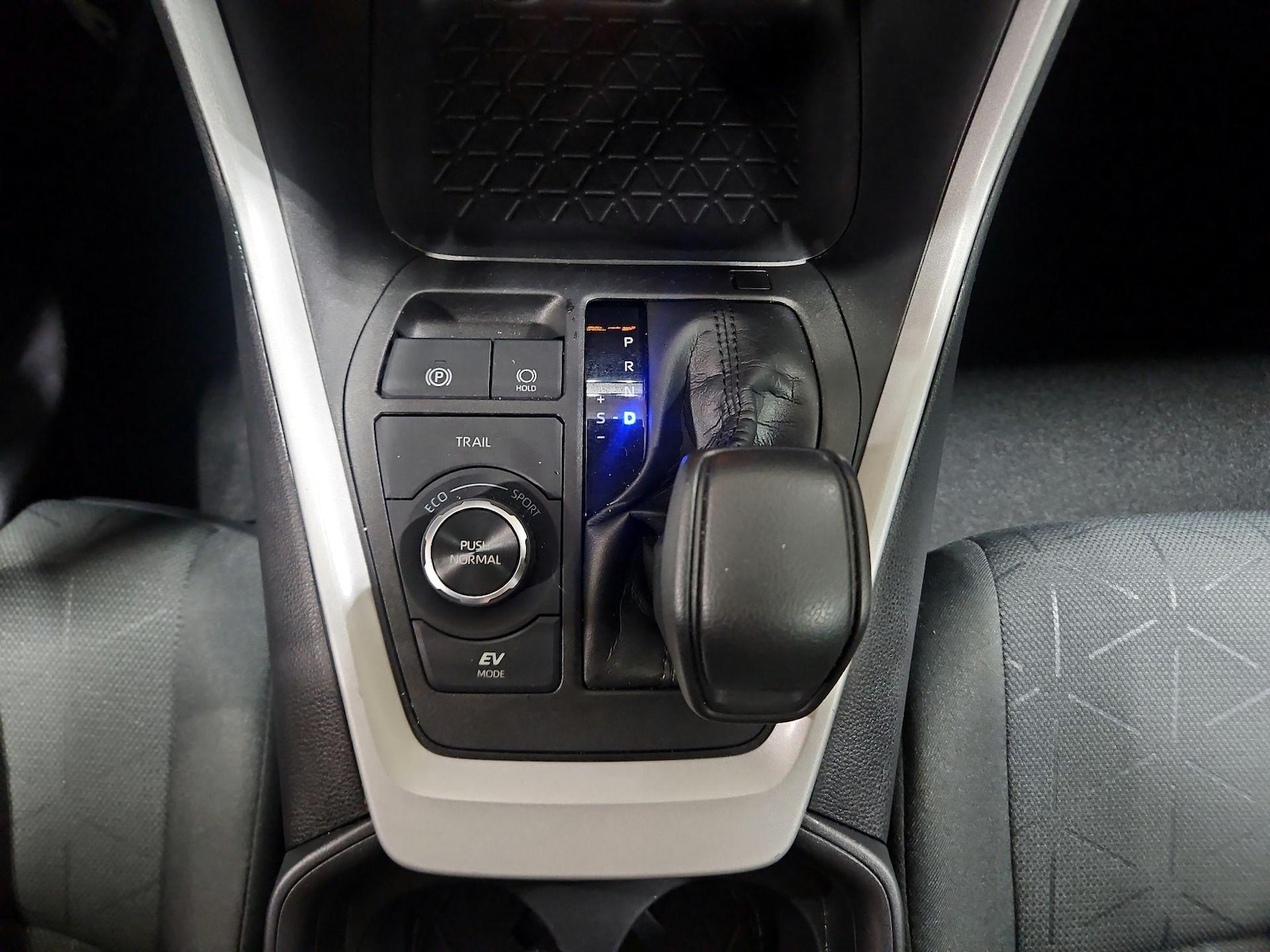 2021 Toyota RAV4 XLE - Photo 19