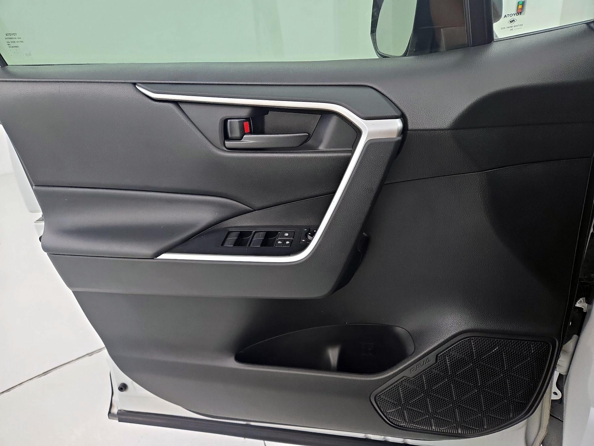 Thumbnail: 2020 Toyota RAV4 - 12