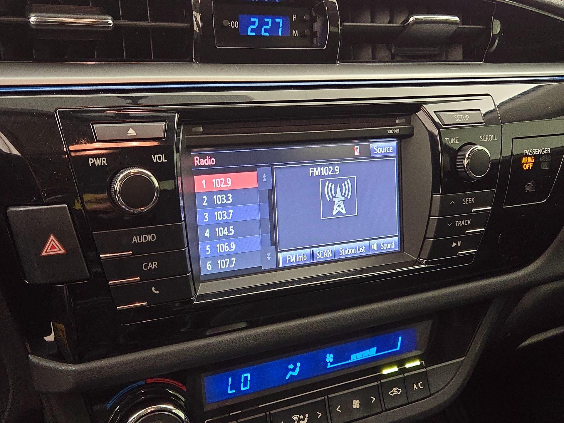 Thumbnail: 2015 Toyota Corolla - 15
