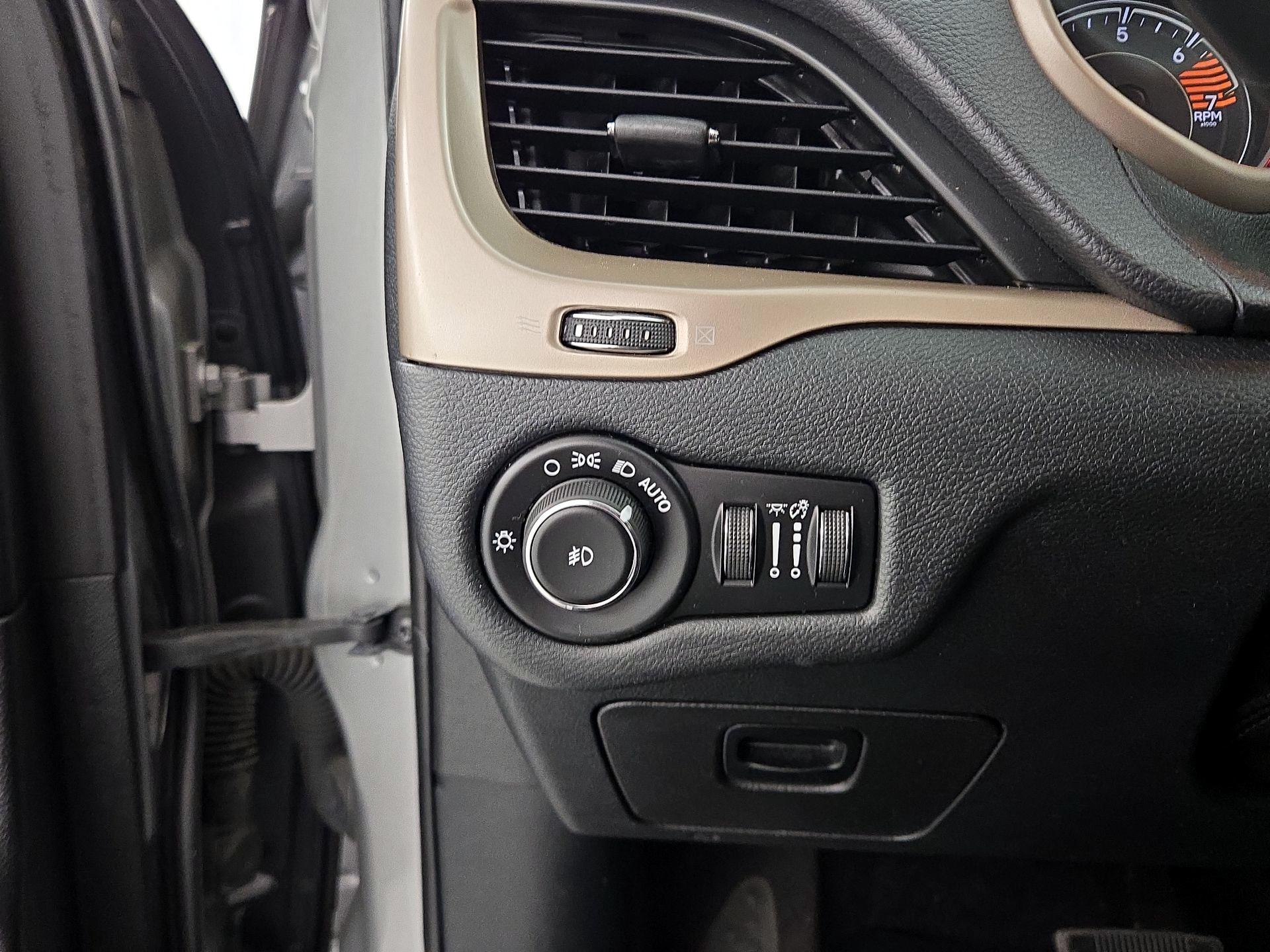 Thumbnail: 2016 Jeep Cherokee - 13