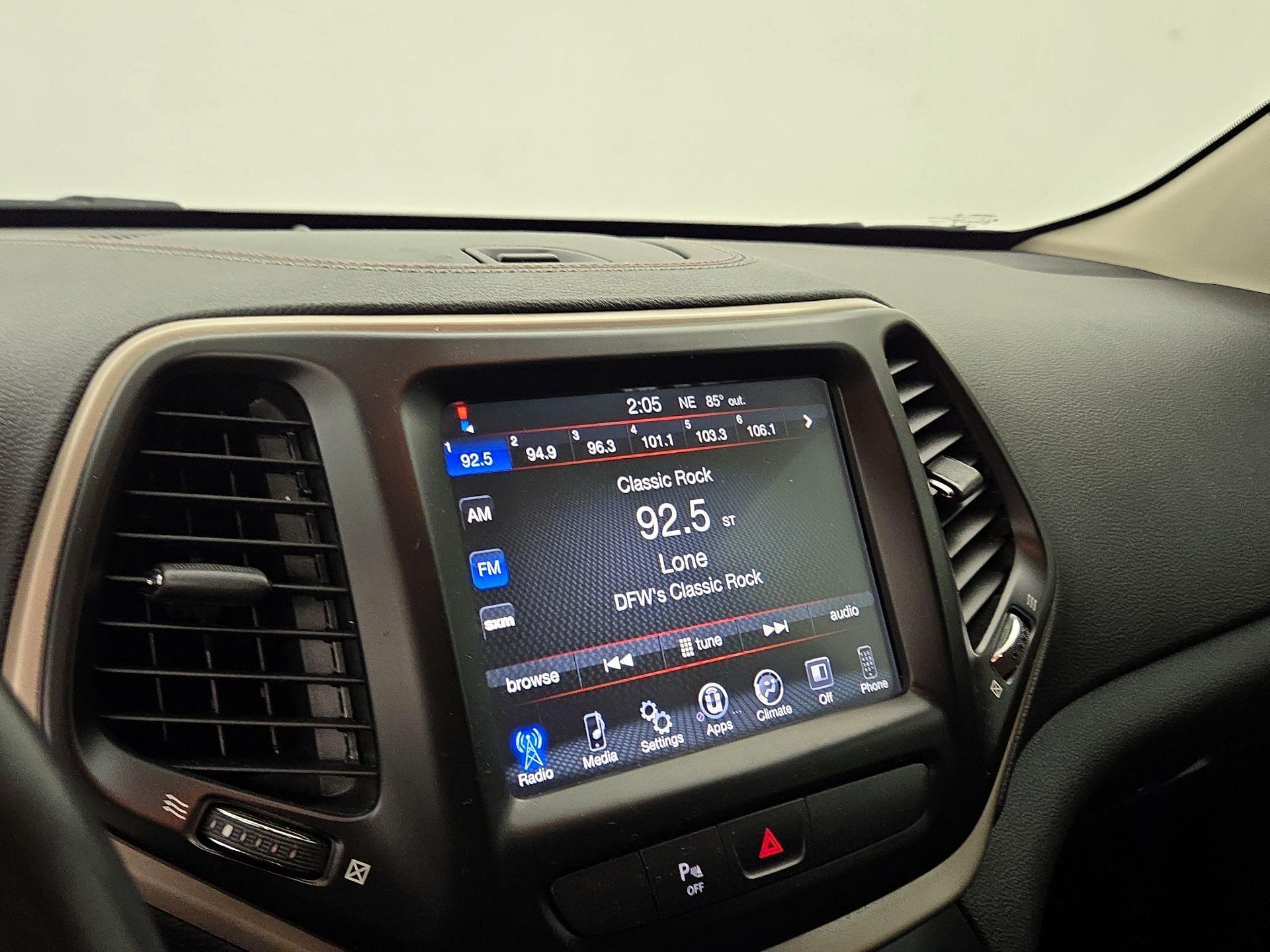 Thumbnail: 2016 Jeep Cherokee - 15
