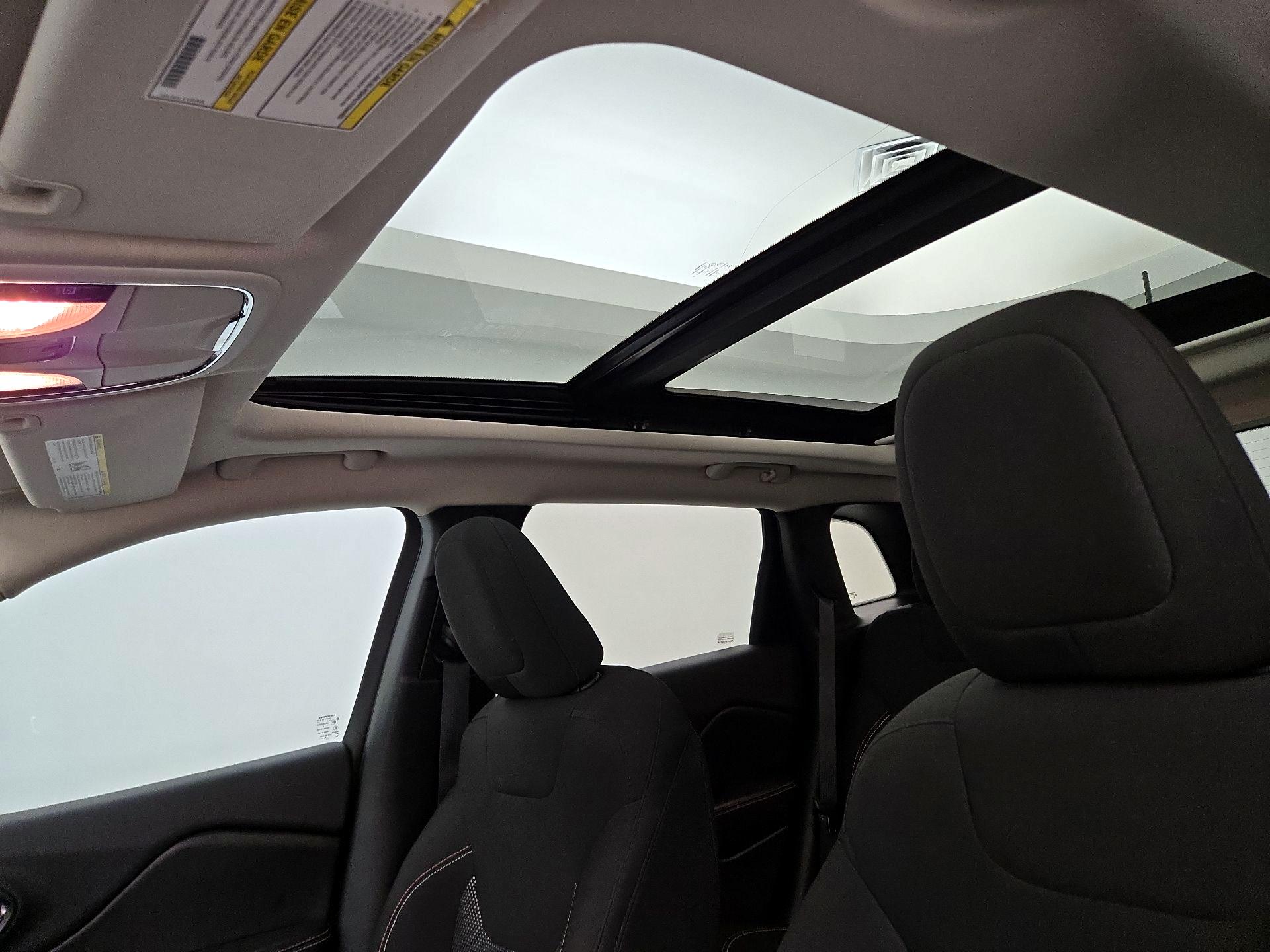 Thumbnail: 2016 Jeep Cherokee - 19