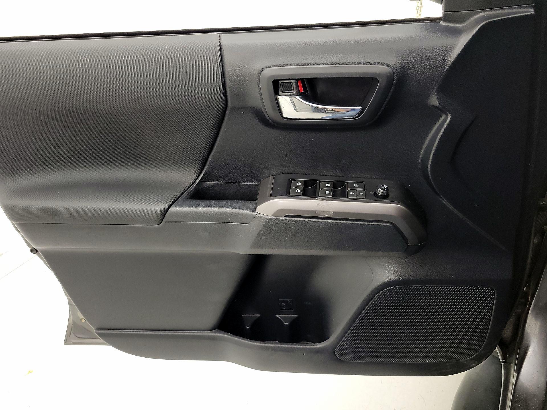 Thumbnail: 2019 Toyota Tacoma - 12