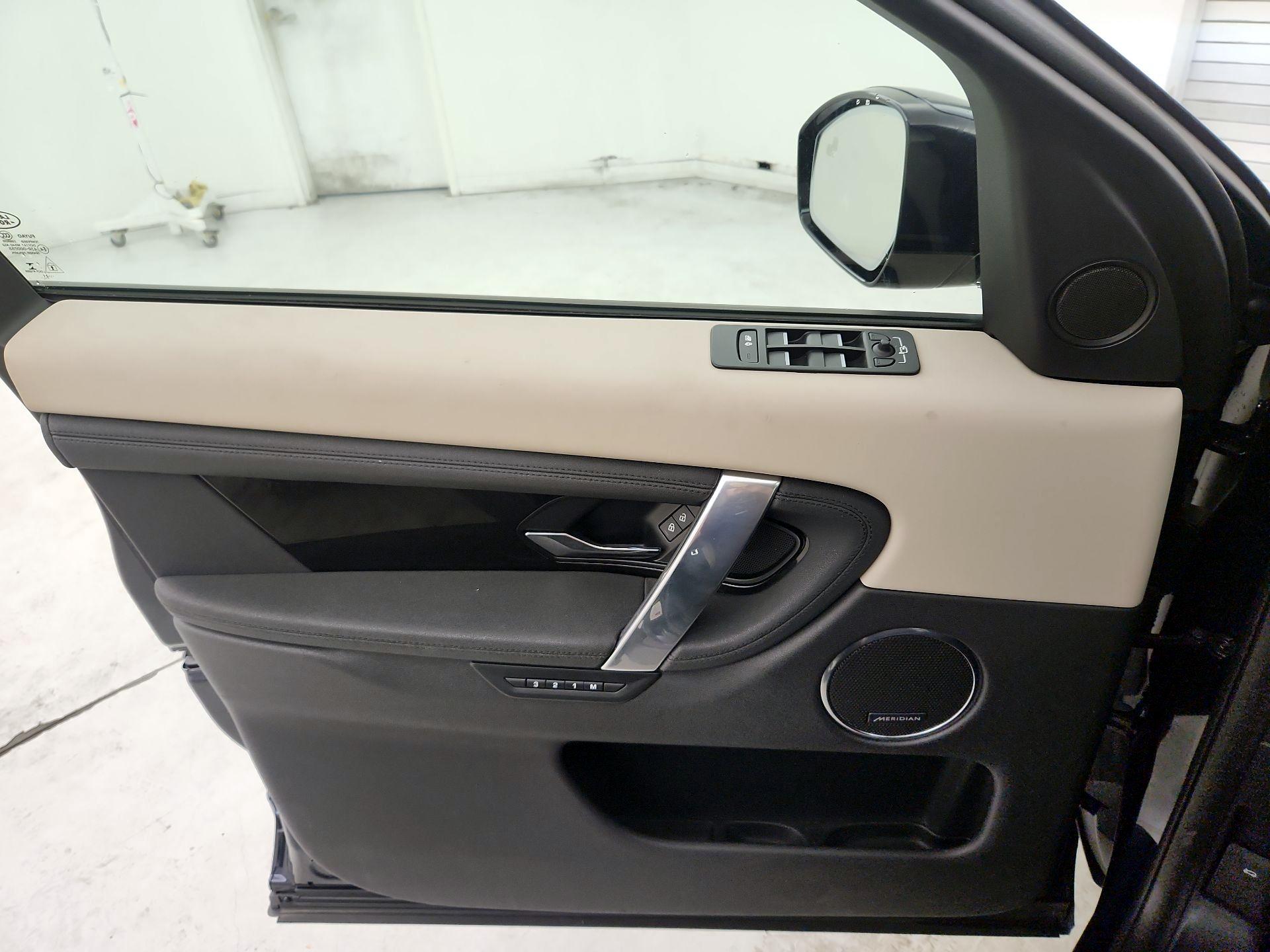Thumbnail: 2022 Land Rover Discovery Sport - 12