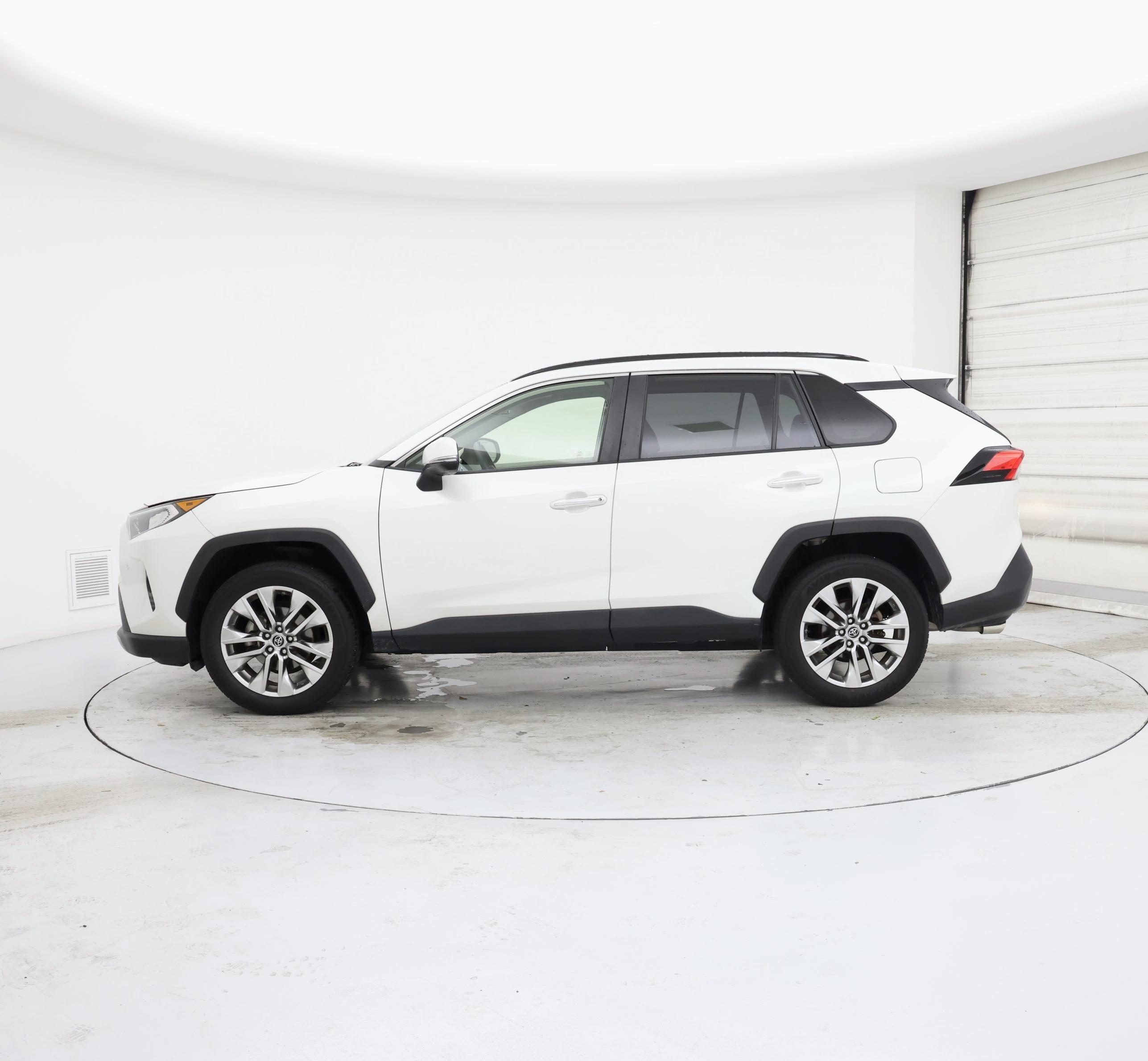 Thumbnail: 2019 Toyota RAV4 - 3