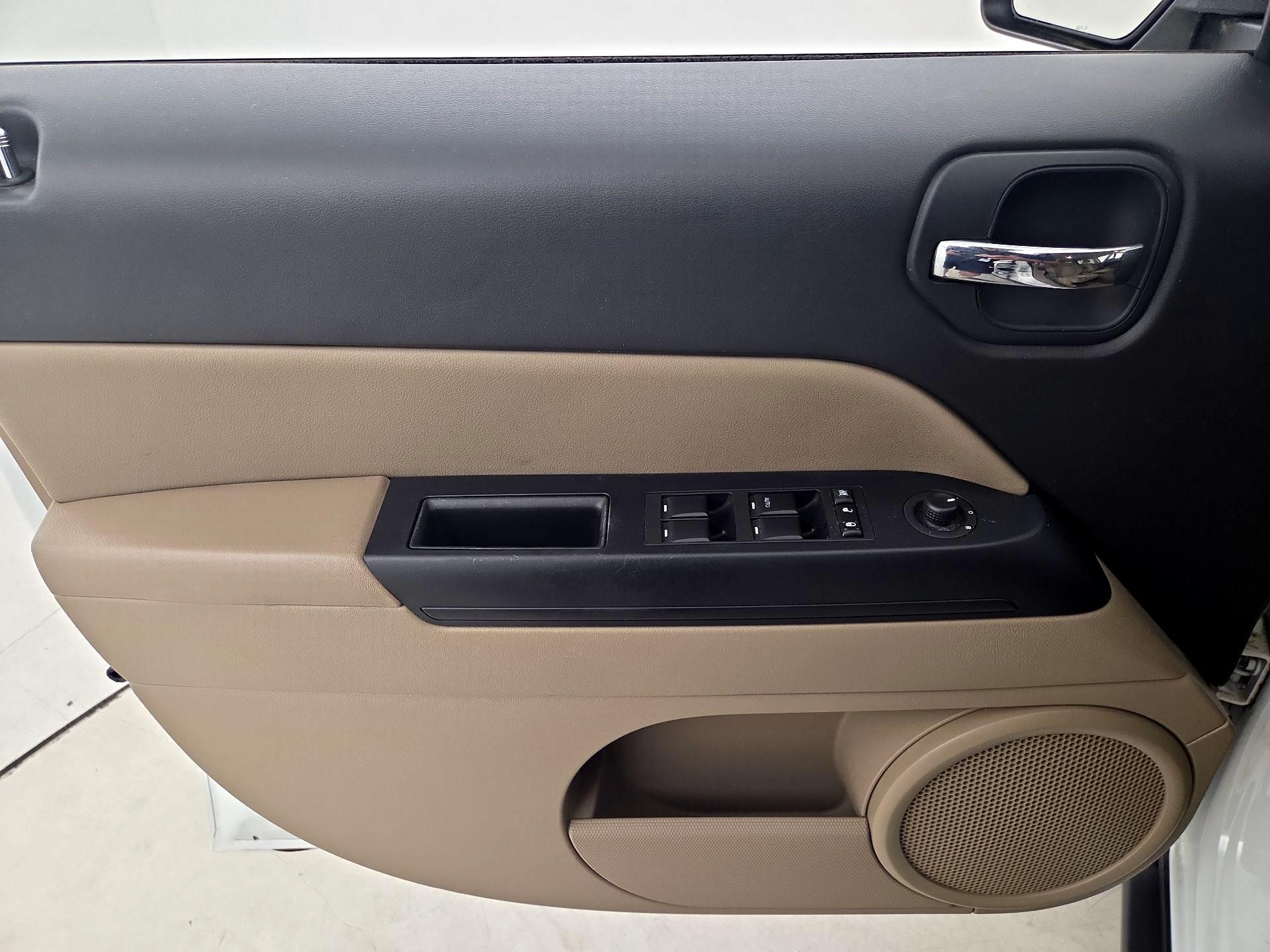 Thumbnail: 2015 Jeep Patriot - 12