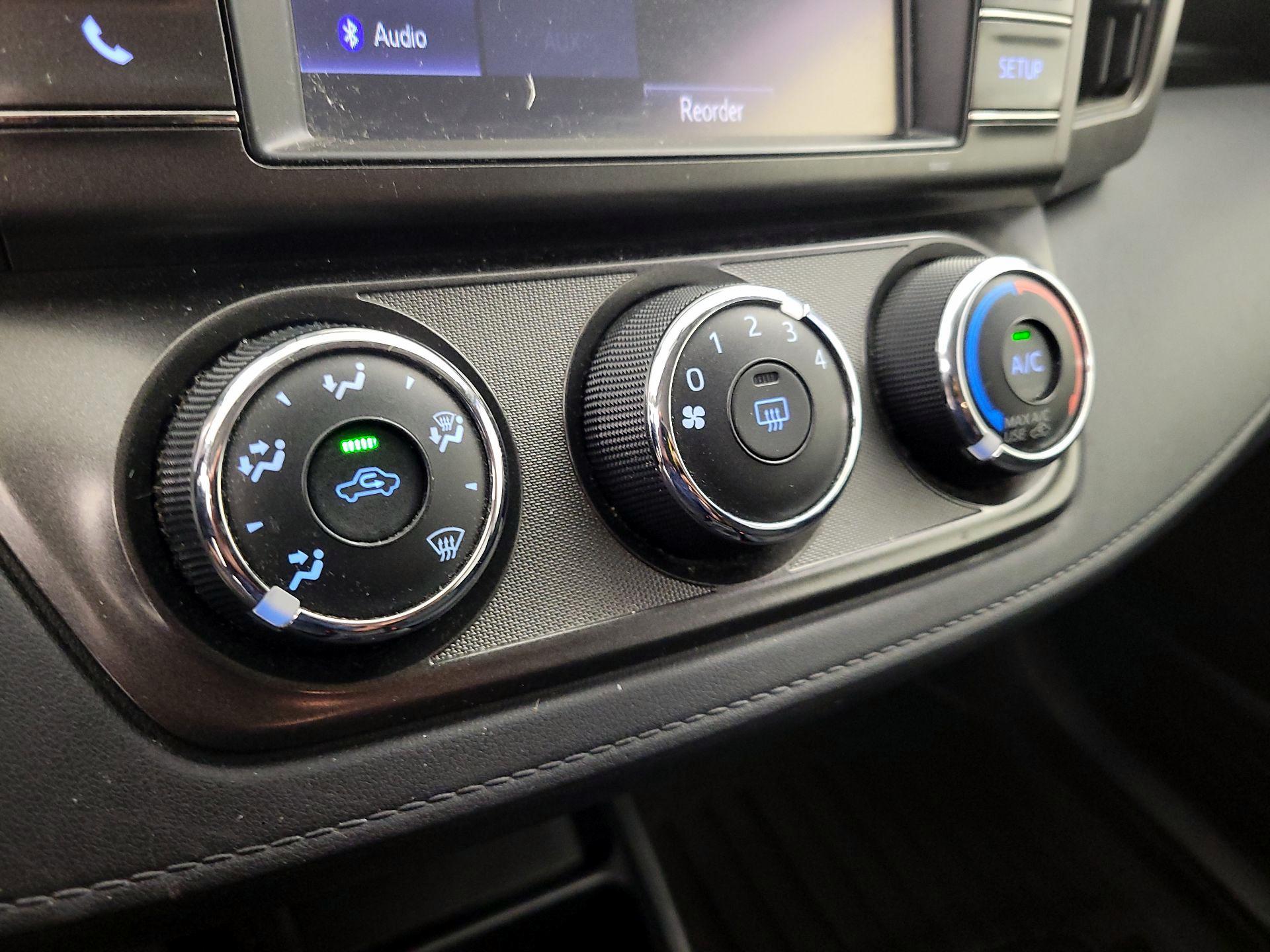 Thumbnail: 2014 Toyota RAV4 - 16
