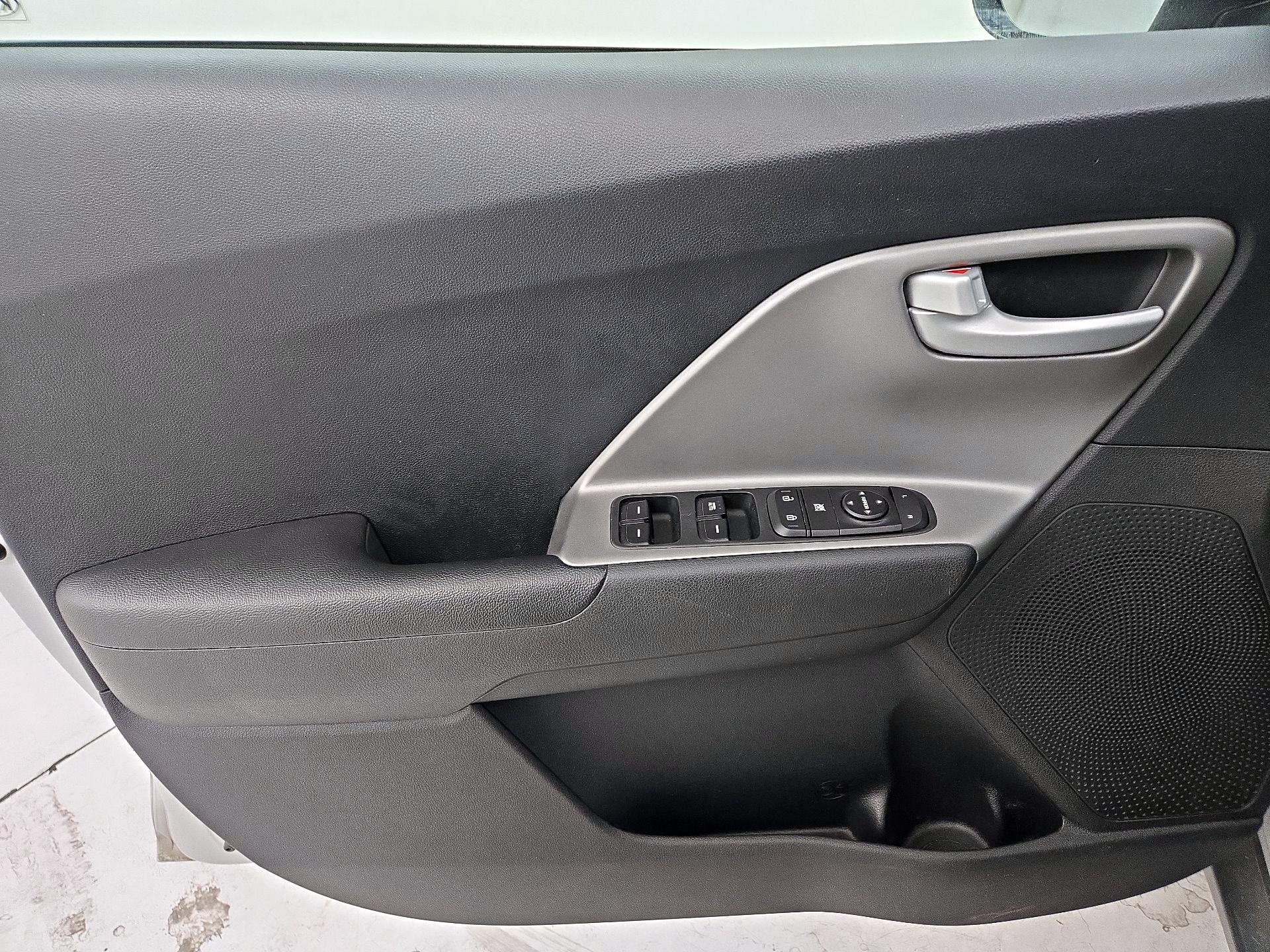 Thumbnail: 2020 Kia Niro - 12