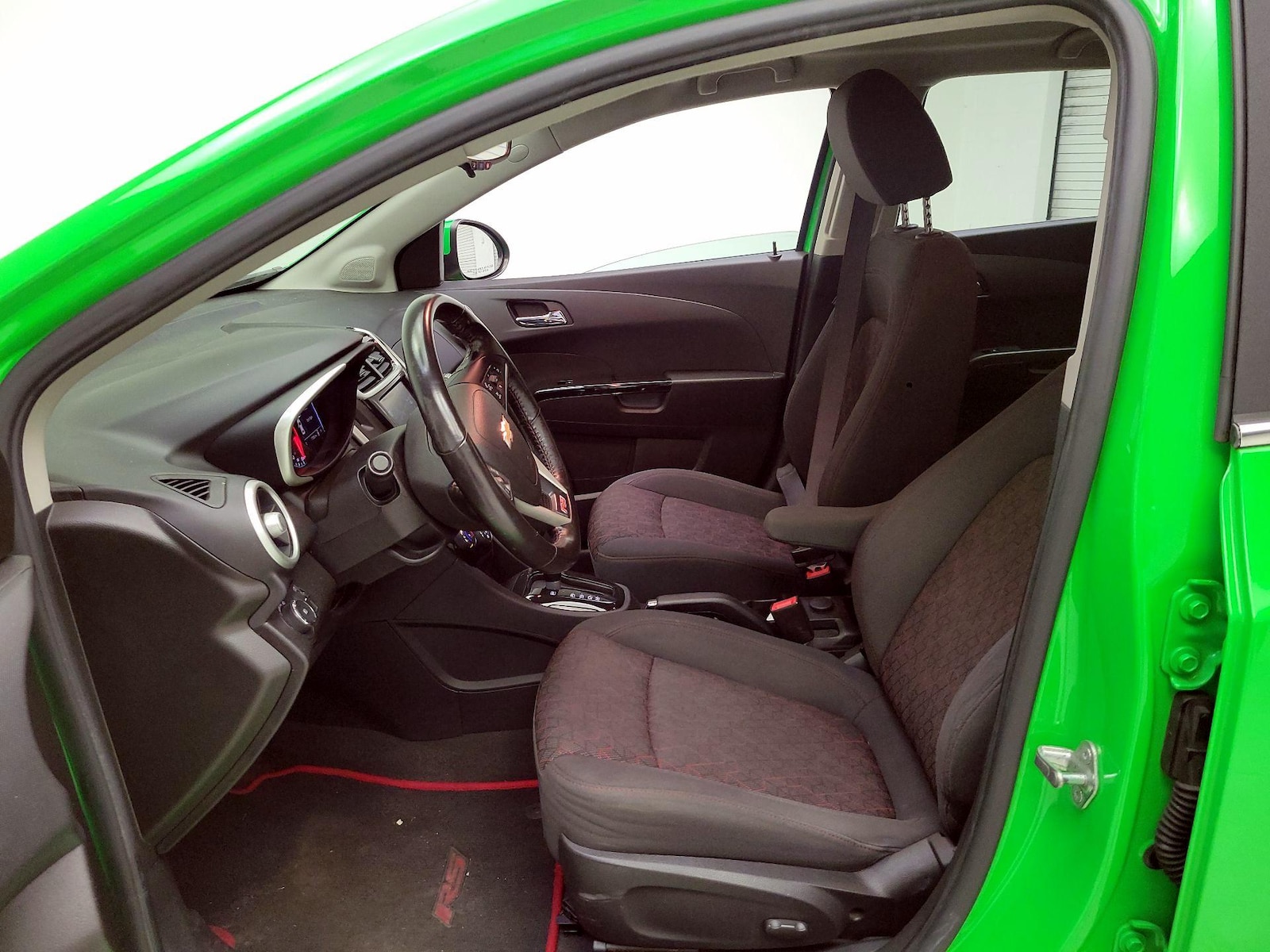 2017 Chevrolet Sonic LT - Photo 12