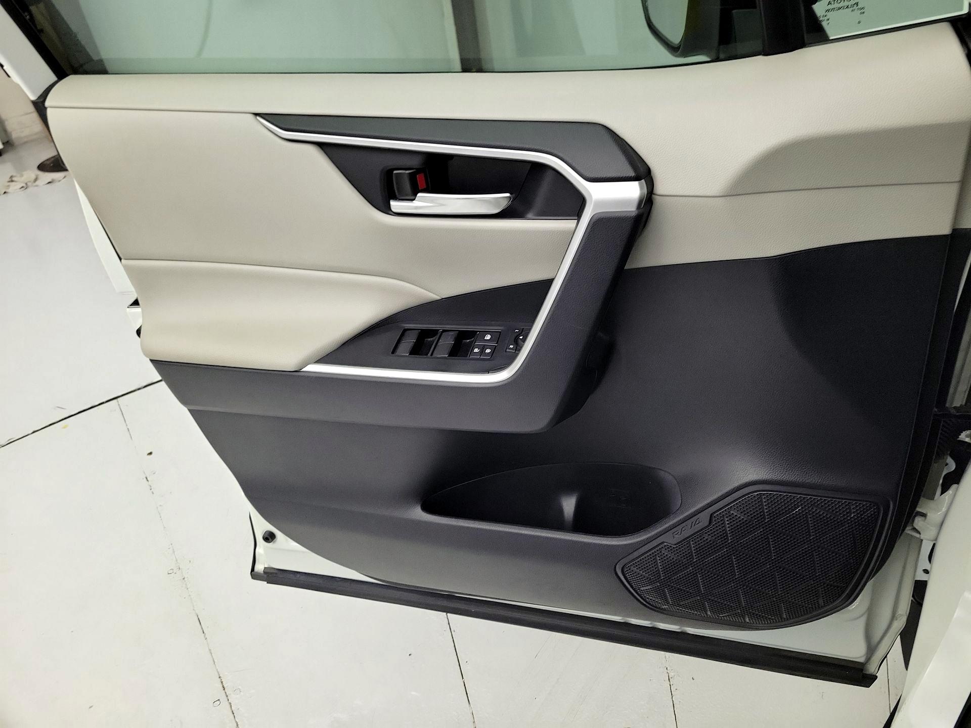 Thumbnail: 2021 Toyota RAV4 - 12