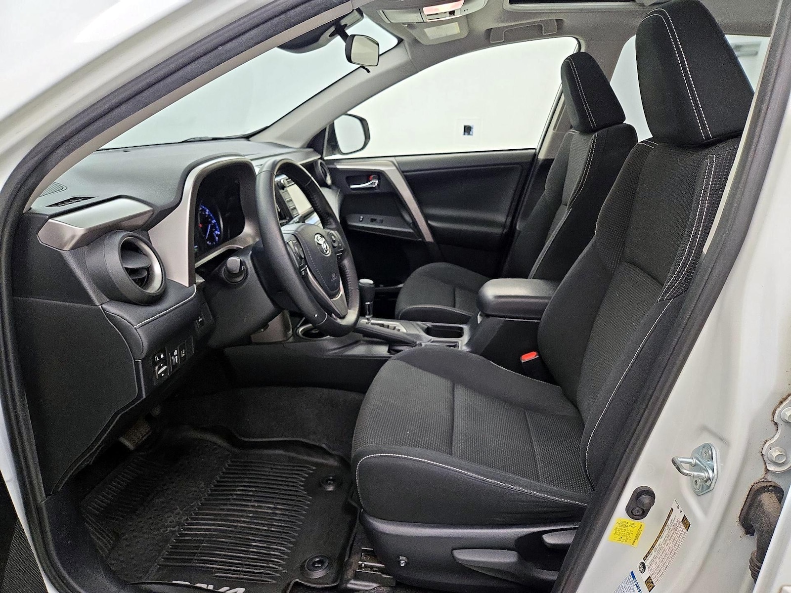2018 Toyota RAV4 XLE - Photo 12
