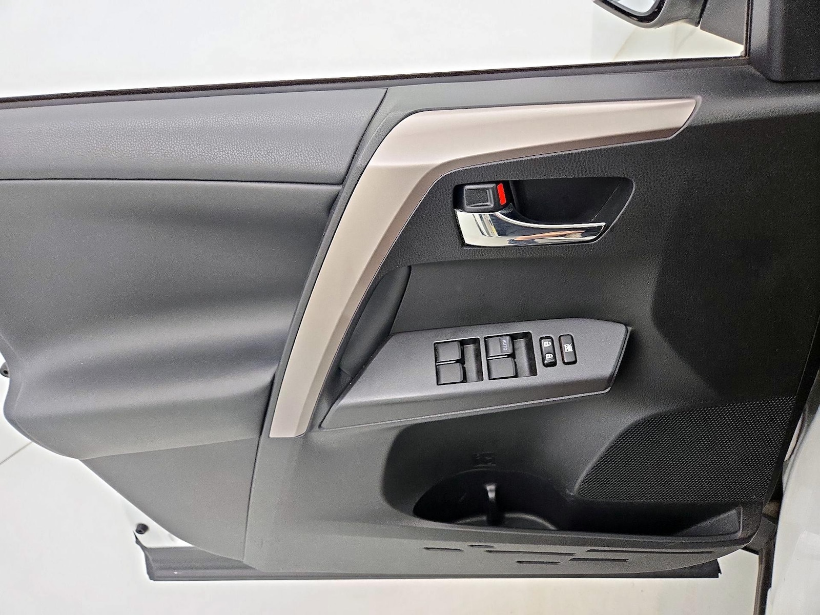 2018 Toyota RAV4 XLE - Photo 13