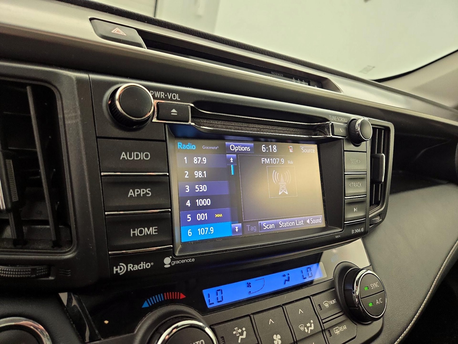 2018 Toyota RAV4 XLE - Photo 16