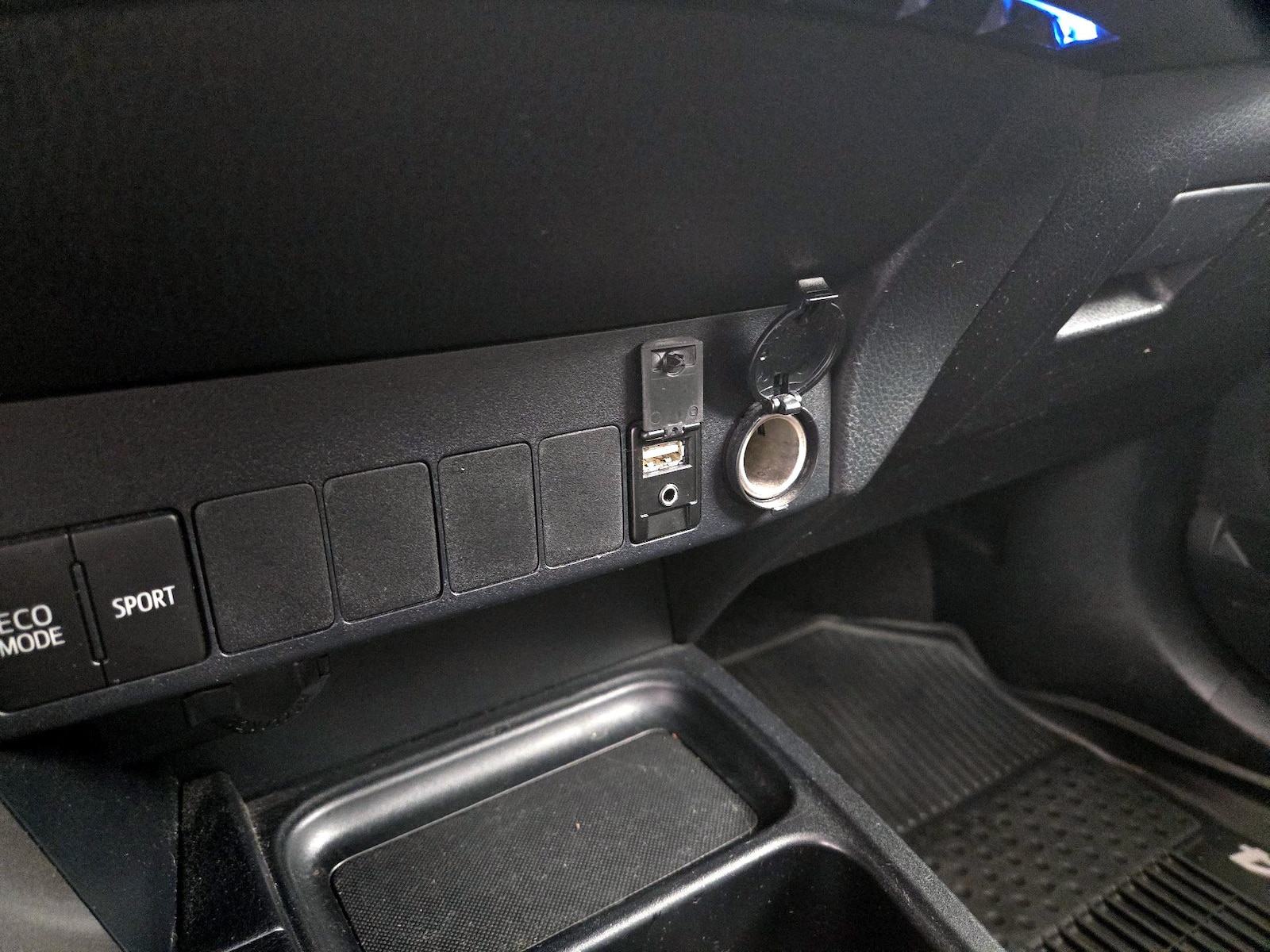 2018 Toyota RAV4 XLE - Photo 19