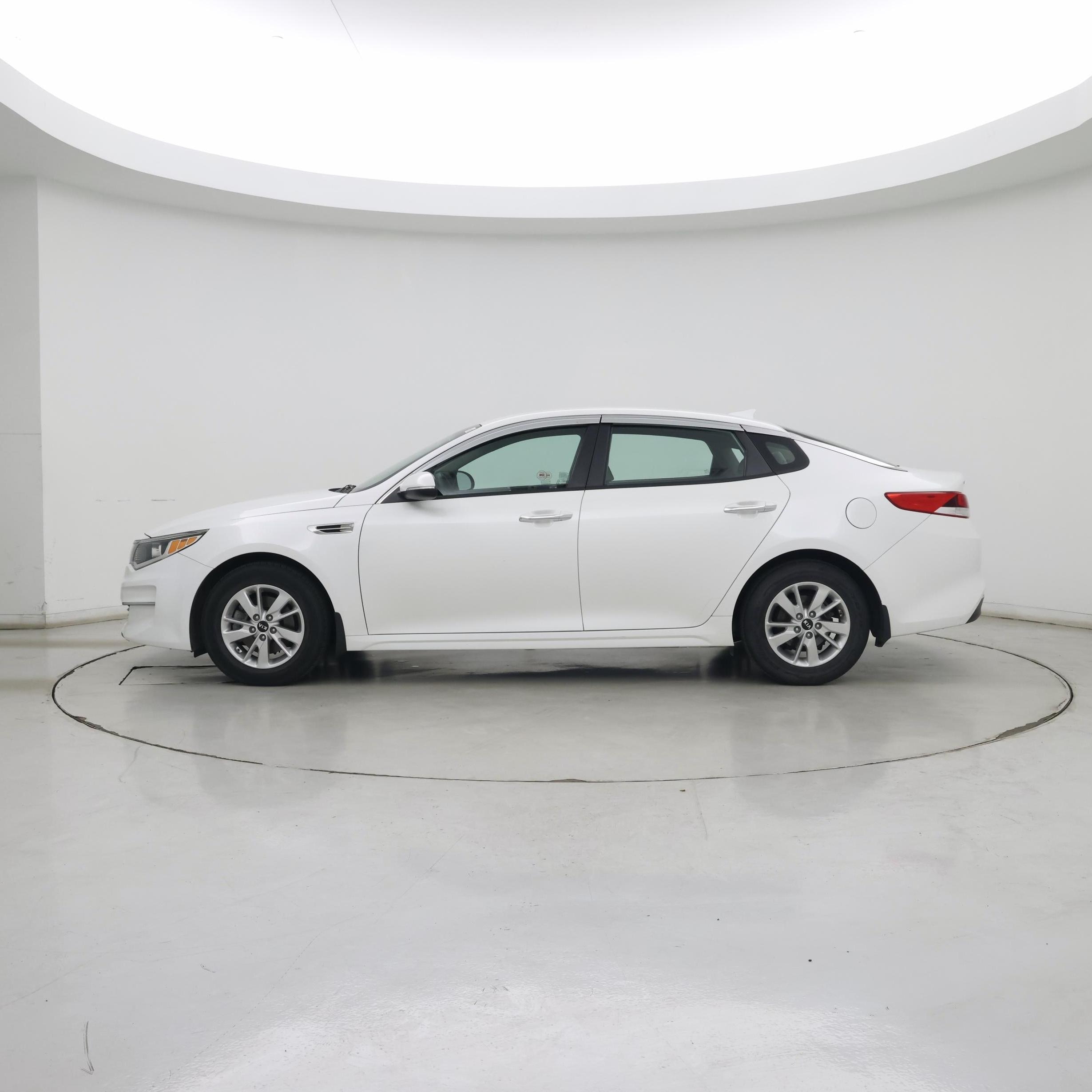 Thumbnail: 2016 Kia Optima - 3