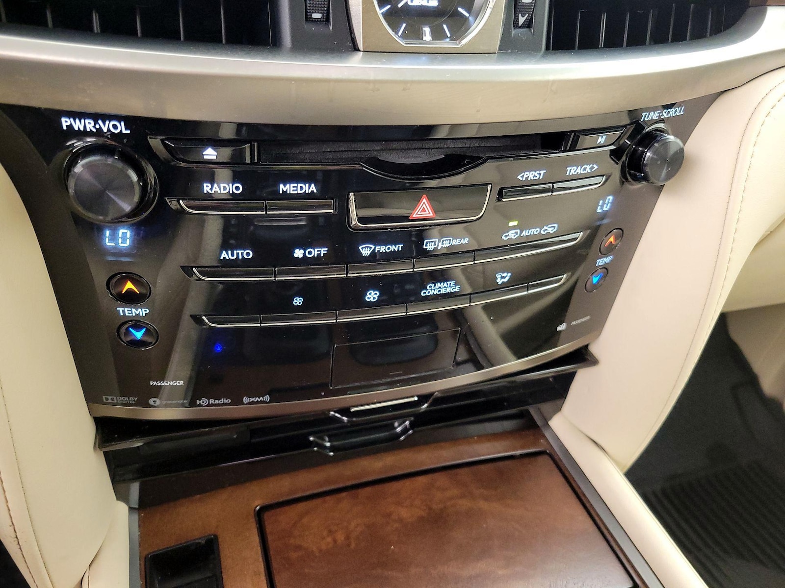 2019 Lexus LX 570 - Photo 18