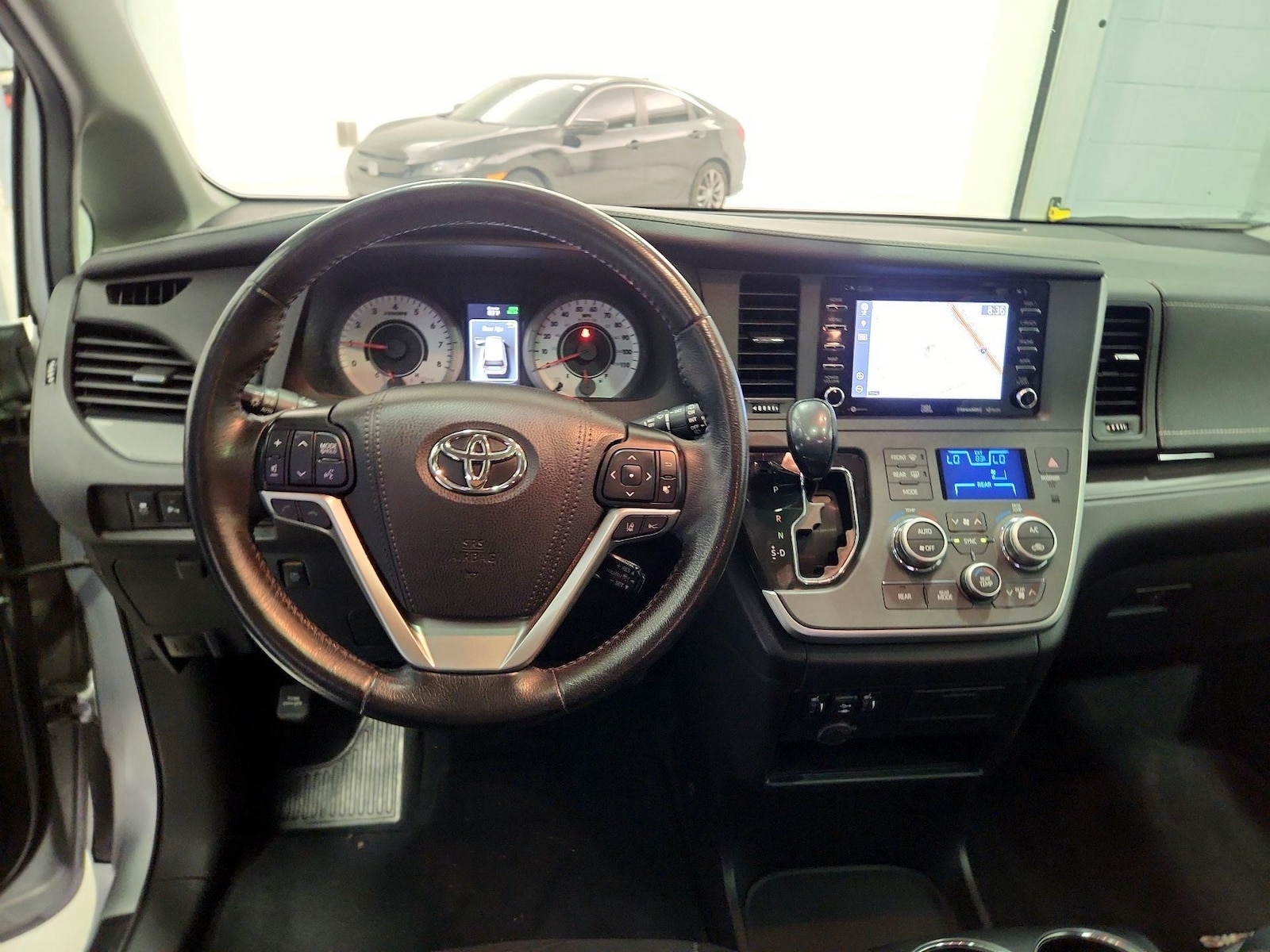 2020 Toyota Sienna SE - Photo 10